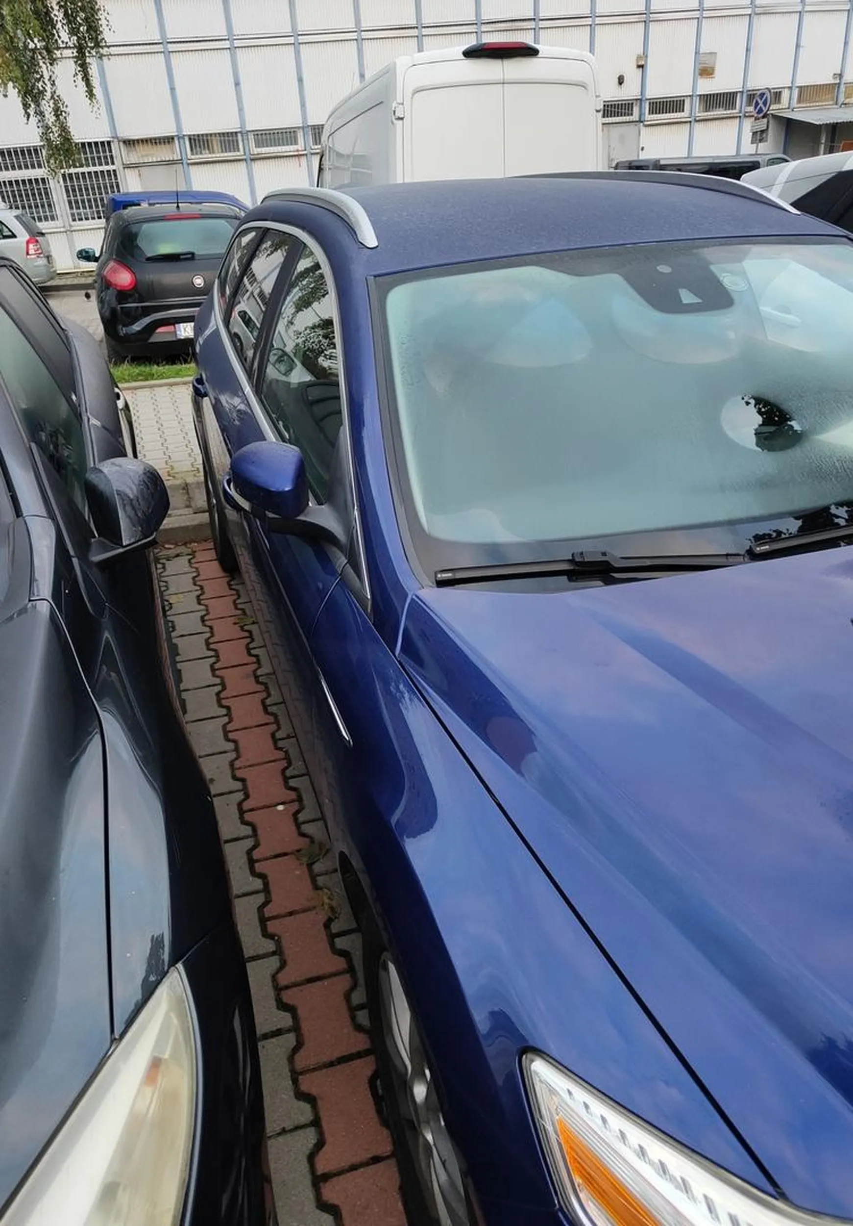 Kierowca nie patrzy na innych. Zaparkował auto tak, że ja nie mogłem już wejść do swojego. Nadmienię, że moje auto stało pierwsze, on zaparkował i widząc, że mnie zablokował po prostu sobie poszedł. Dla siebie zostawił dużo miejsca na otwarcie drzwi.