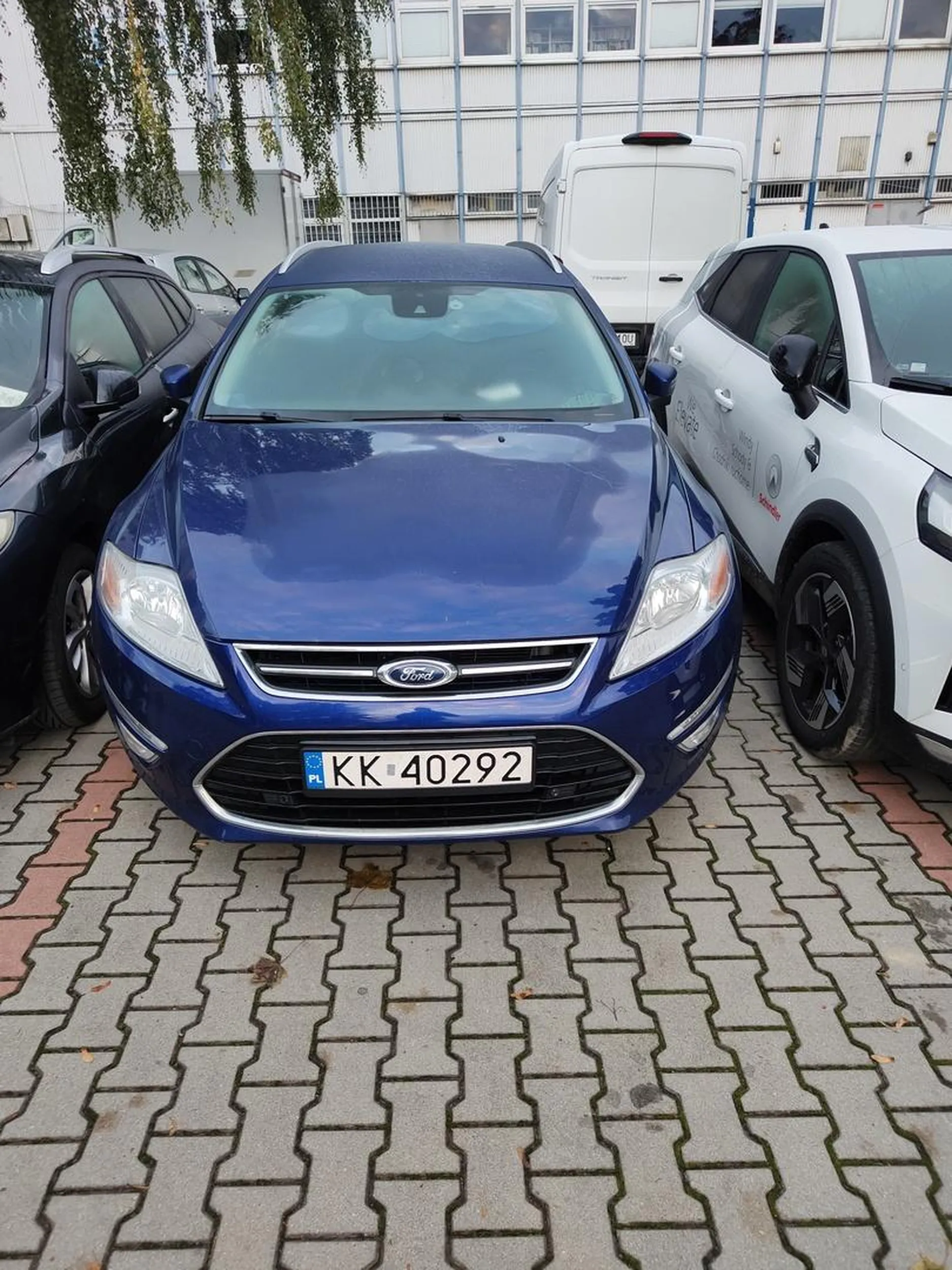 Kierowca nie patrzy na innych. Zaparkował auto tak, że ja nie mogłem już wejść do swojego. Nadmienię, że moje auto stało pierwsze, on zaparkował i widząc, że mnie zablokował po prostu sobie poszedł. Dla siebie zostawił dużo miejsca na otwarcie drzwi.