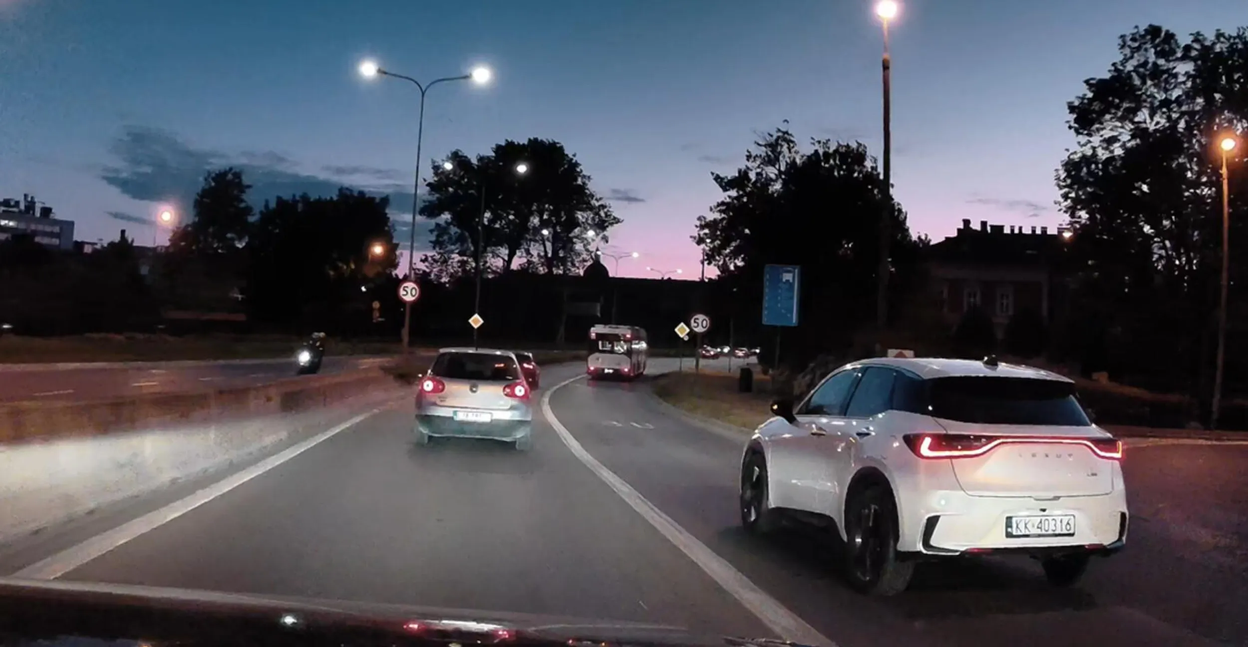 chuderlawa pizdeczka omija sobie błogo korek buspasem