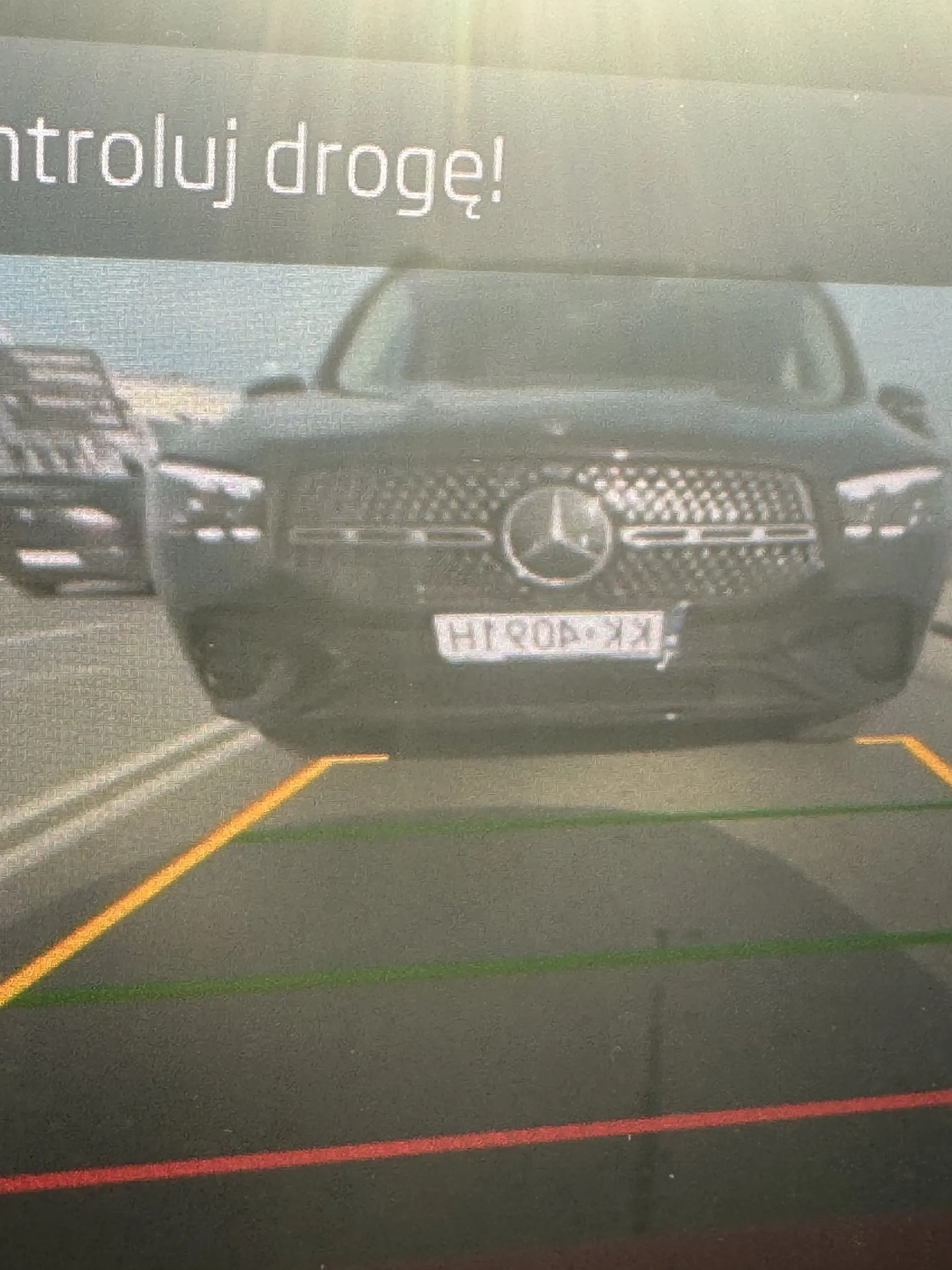 Nie używa kierunkowskazu przy zmianie pasa ruchu, i pokazuje pozdrowienia środkowym palcem.