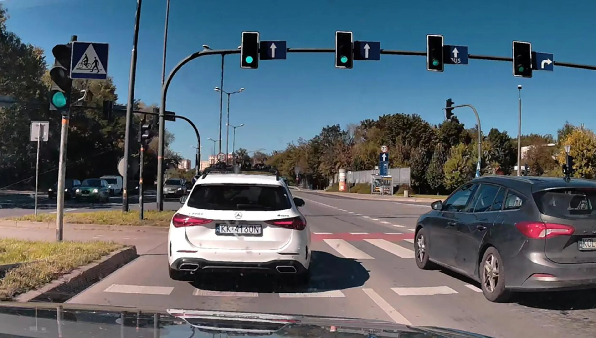 nie dość, że zakochany w lewym pasie, to jeszcze łapie ból dupy i nagle przyspiesza podczas wyprzedzania go prawym