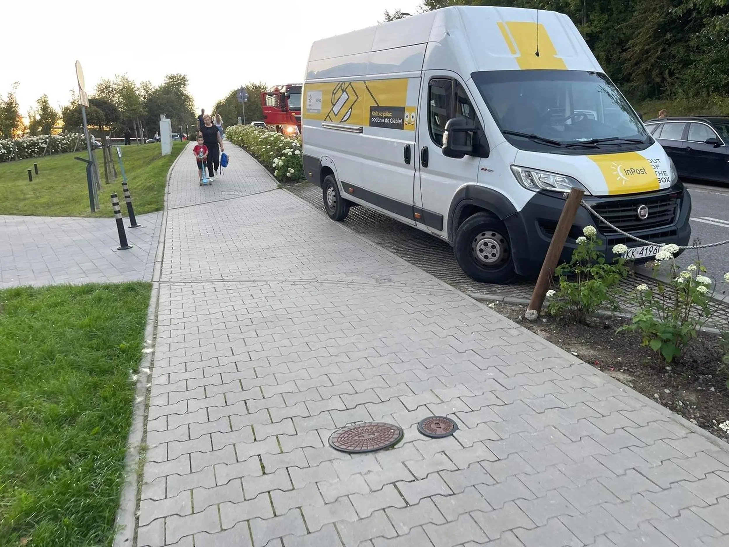 Pan nie umie parkować i notorycznie stoi na drodze przeciwpożarowej przez co stanowi ogromne zagrożenie dla zdrowia i życia mieszkańców osiedla.