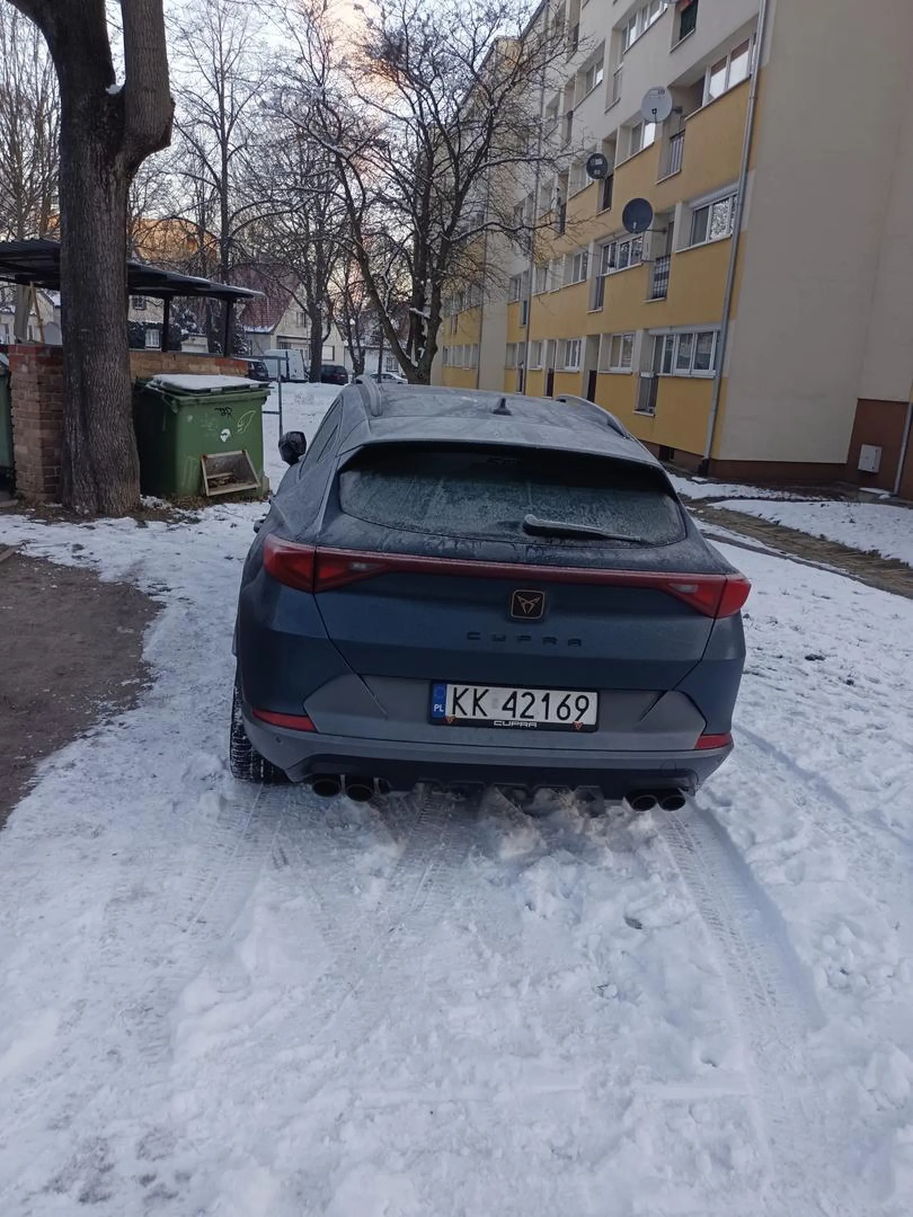 Kolejne parkowanie na trawniku,mimo rozmowy,że tu nie wolno,a 200 m dalej jest nowy parking,żeby było śmieszniej,właściciel auta mieszka w bloku po drugiej stronie ulicy niż zaparkowane auto. Parkuje na trawniku innej wspólnoty mieszkaniowej.
