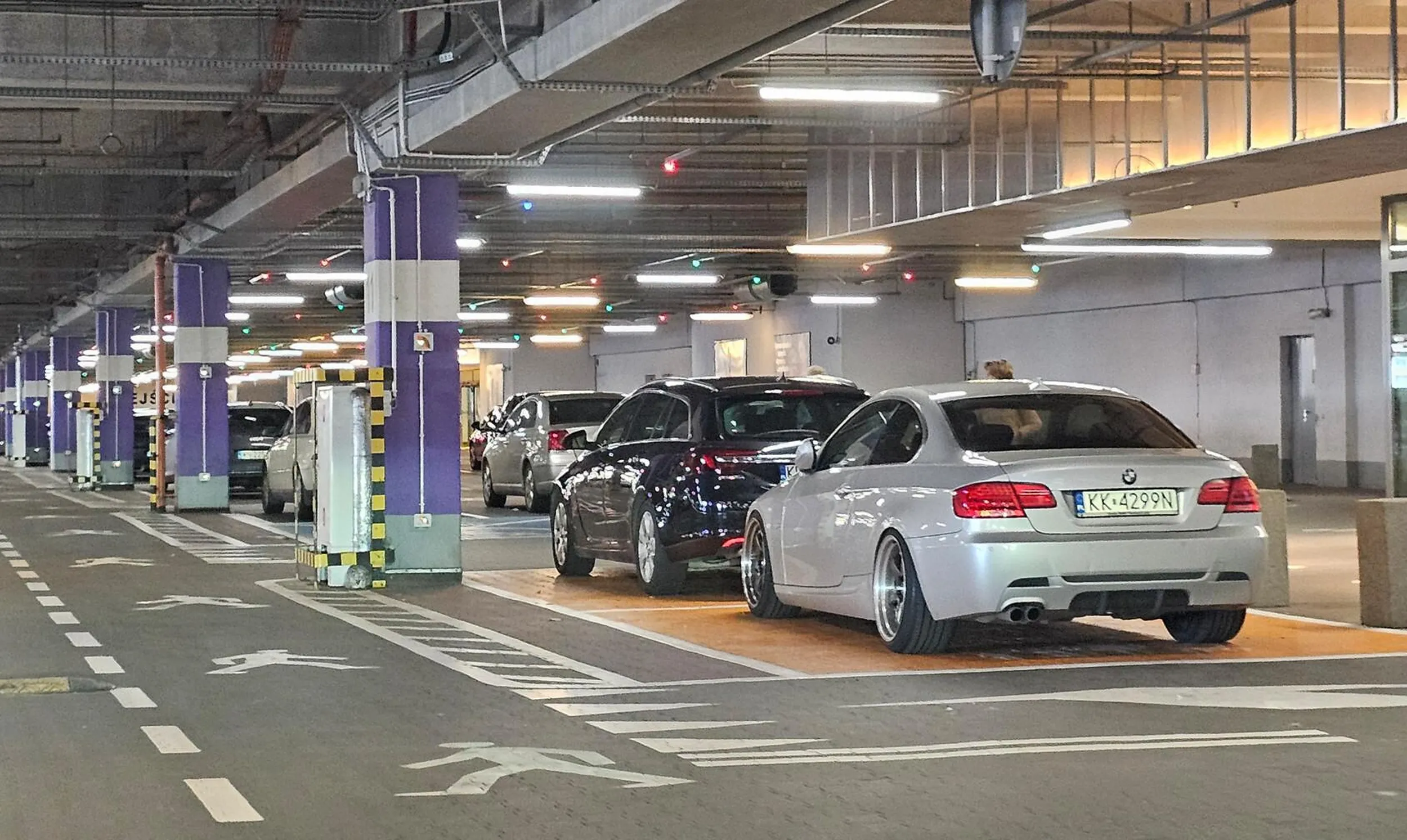 to nie są miejsca wyznaczone dla ciebie, łysy kurduplu