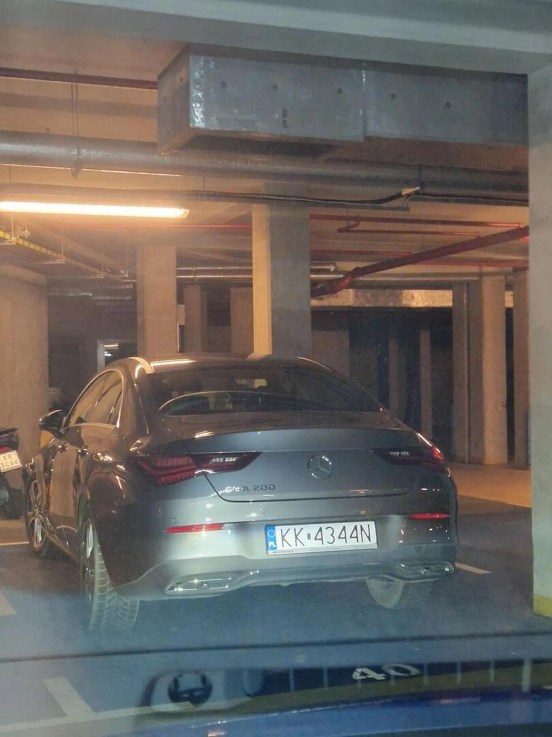 Kierowca nie szanuje własności prywatnej. Blokuje prywatne miejsce parkingowe na kilka dni.