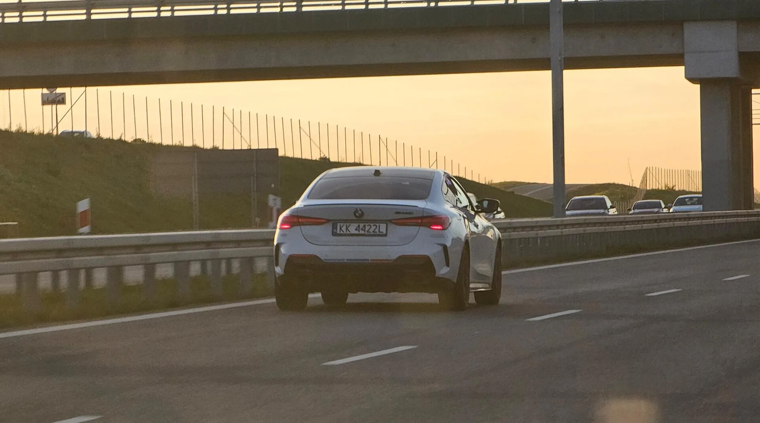 król lewego pasa - 3 pasy wolne, a ten zakochany w lewym