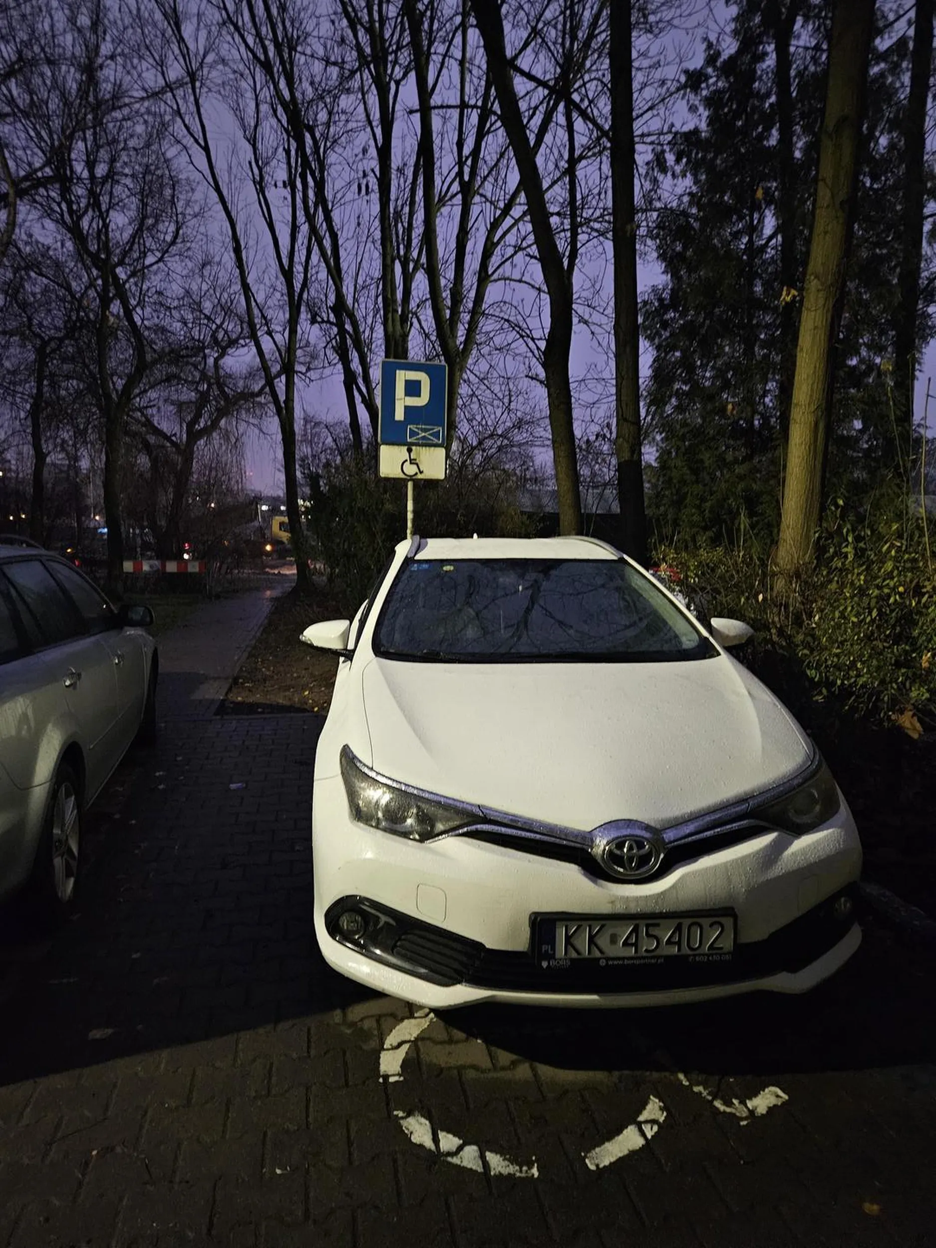 Parkuję na miejscu dla niepełnosprawnych bez oznaczenia samochodu