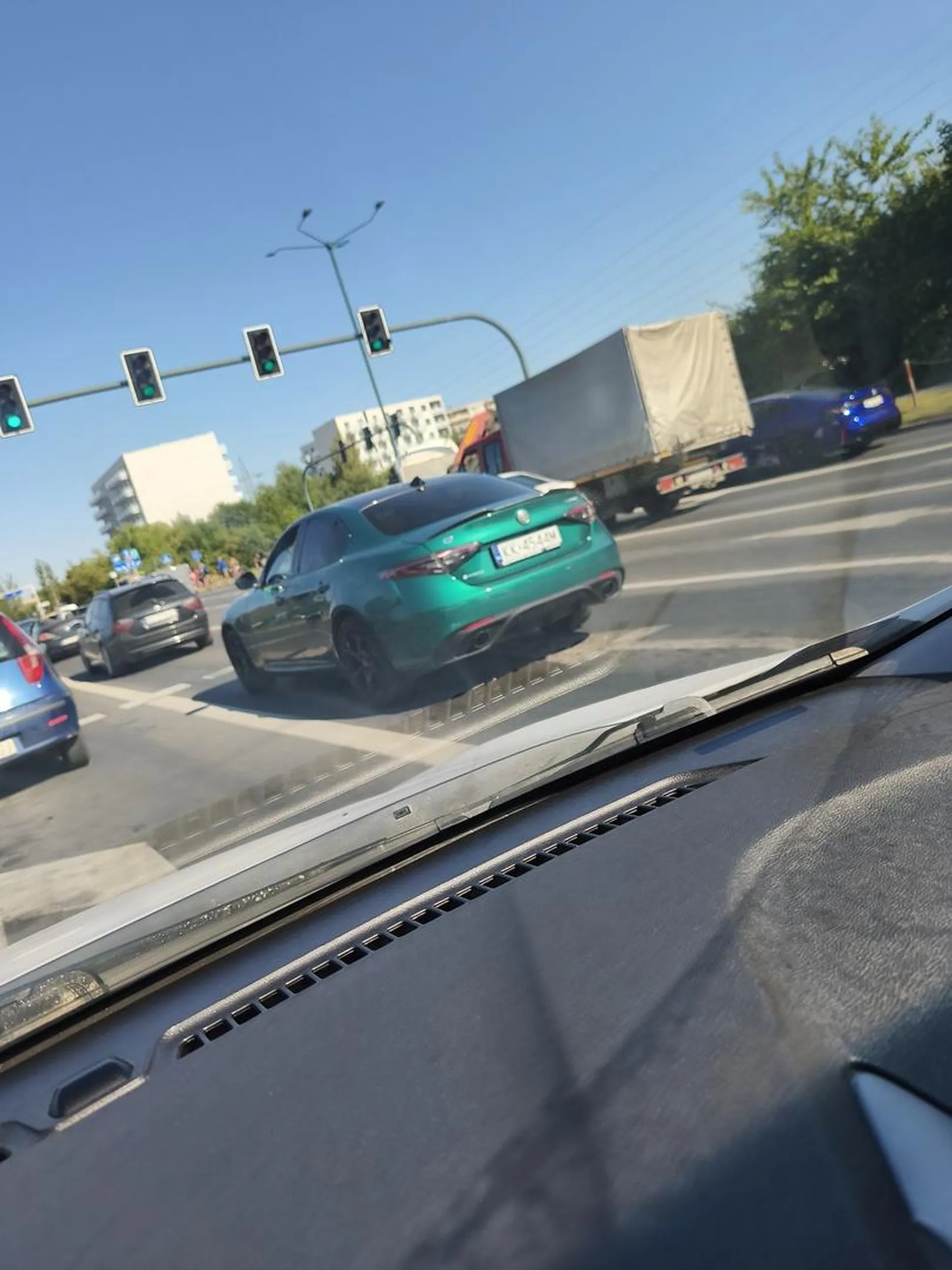 Gość jeździ slalomem. Nie używa kierunkowskazów i się wpycha za wszelką cenę. Stwarza zagrożenie. jeździ jak typowy młody "Sebastian" i tak też wygląda ?