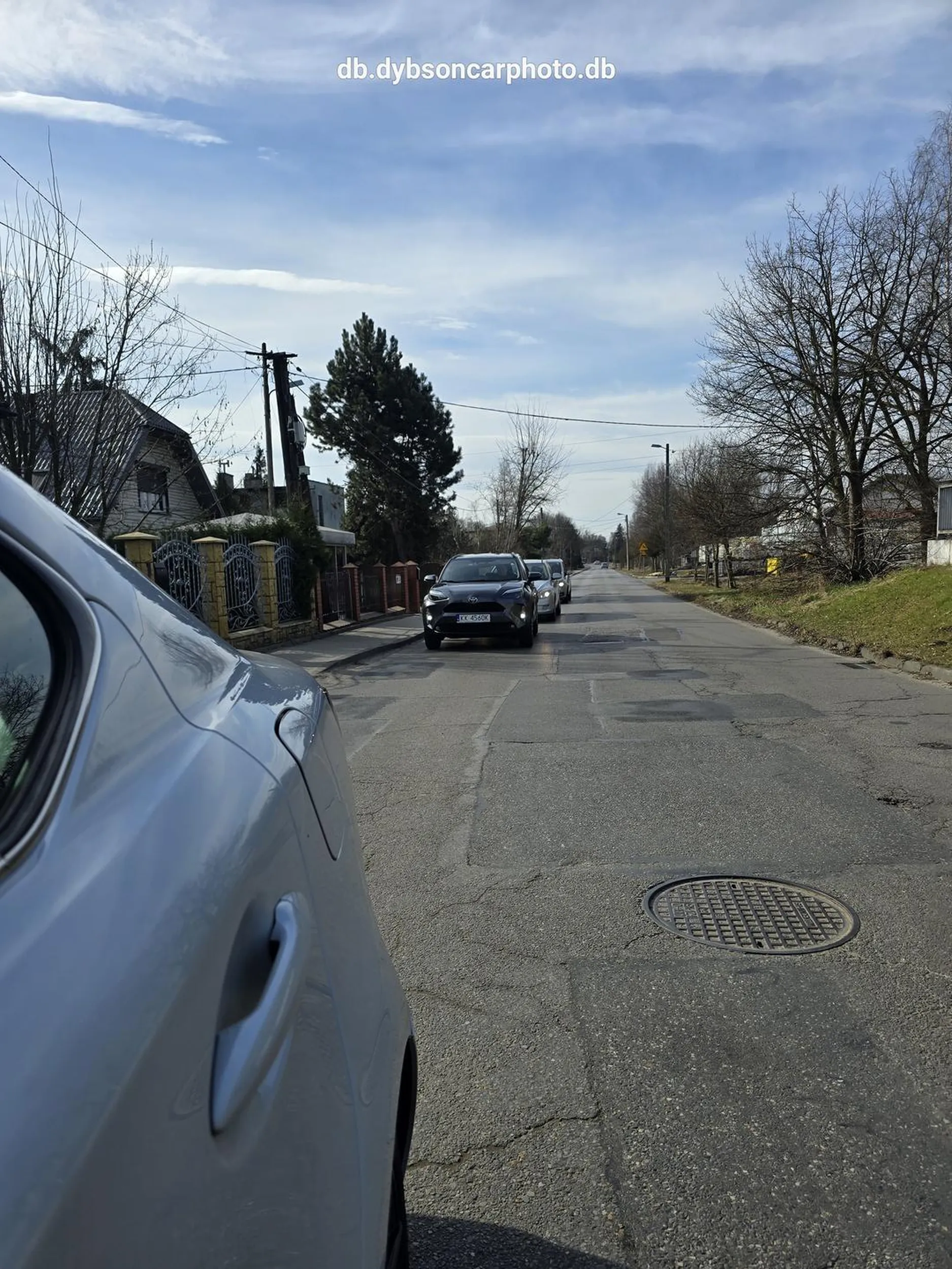 Wykonuje niebezpieczne manewry na drodze, wyprzedza na podwójnej ciągłej, oraz na progach zwalniających