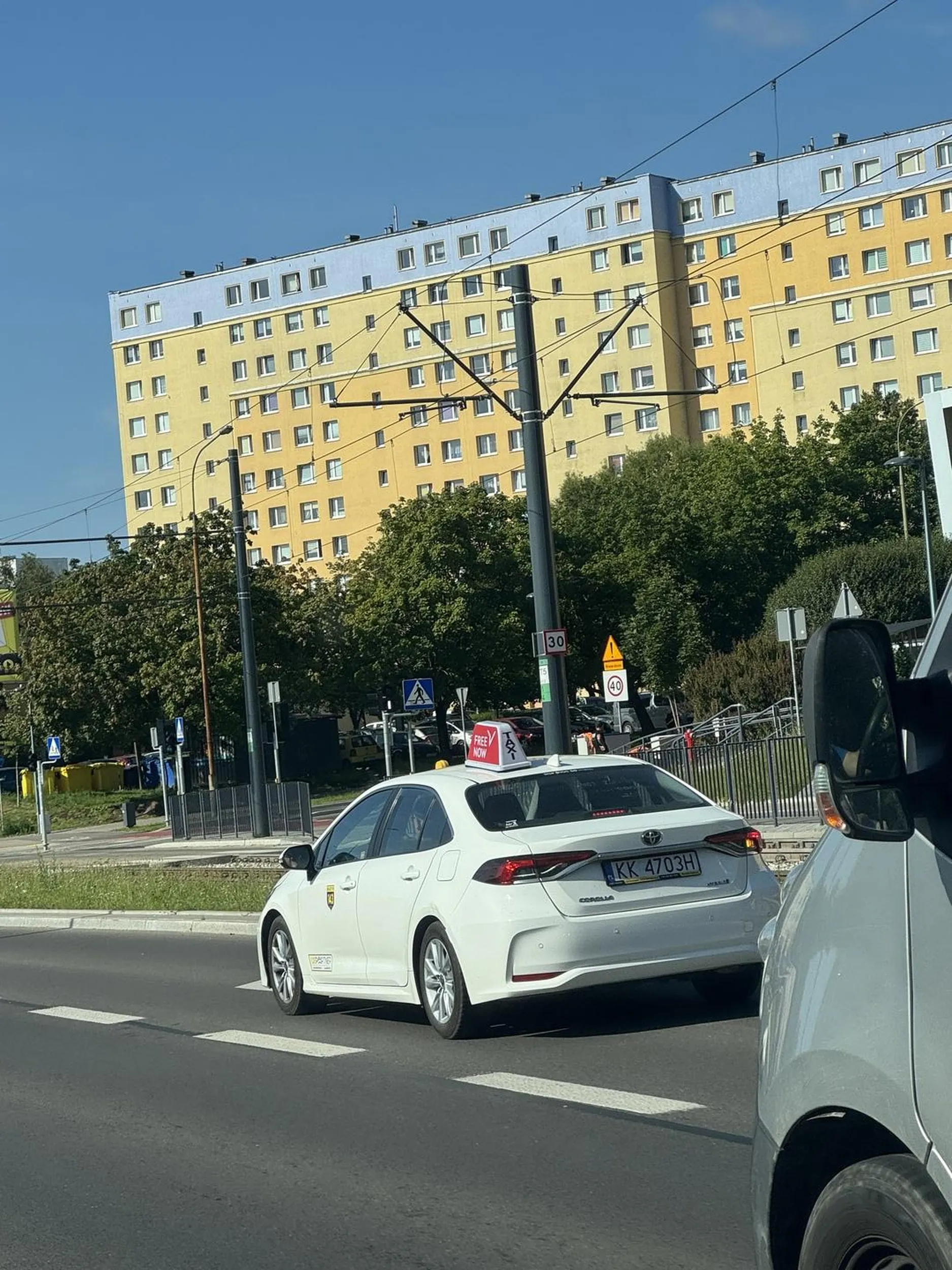 Kierowca swoją jazdą powoduje ryzyko kolizji. Wciska się na chama między samochody, które zachowują bezpieczną odległość między sobą. Wymija pojazdy w taki sposób, że inni kierowcy muszą gwałtownie hamować.