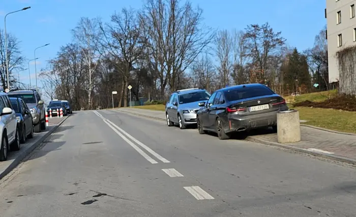 pacan zastawił cały chodnik