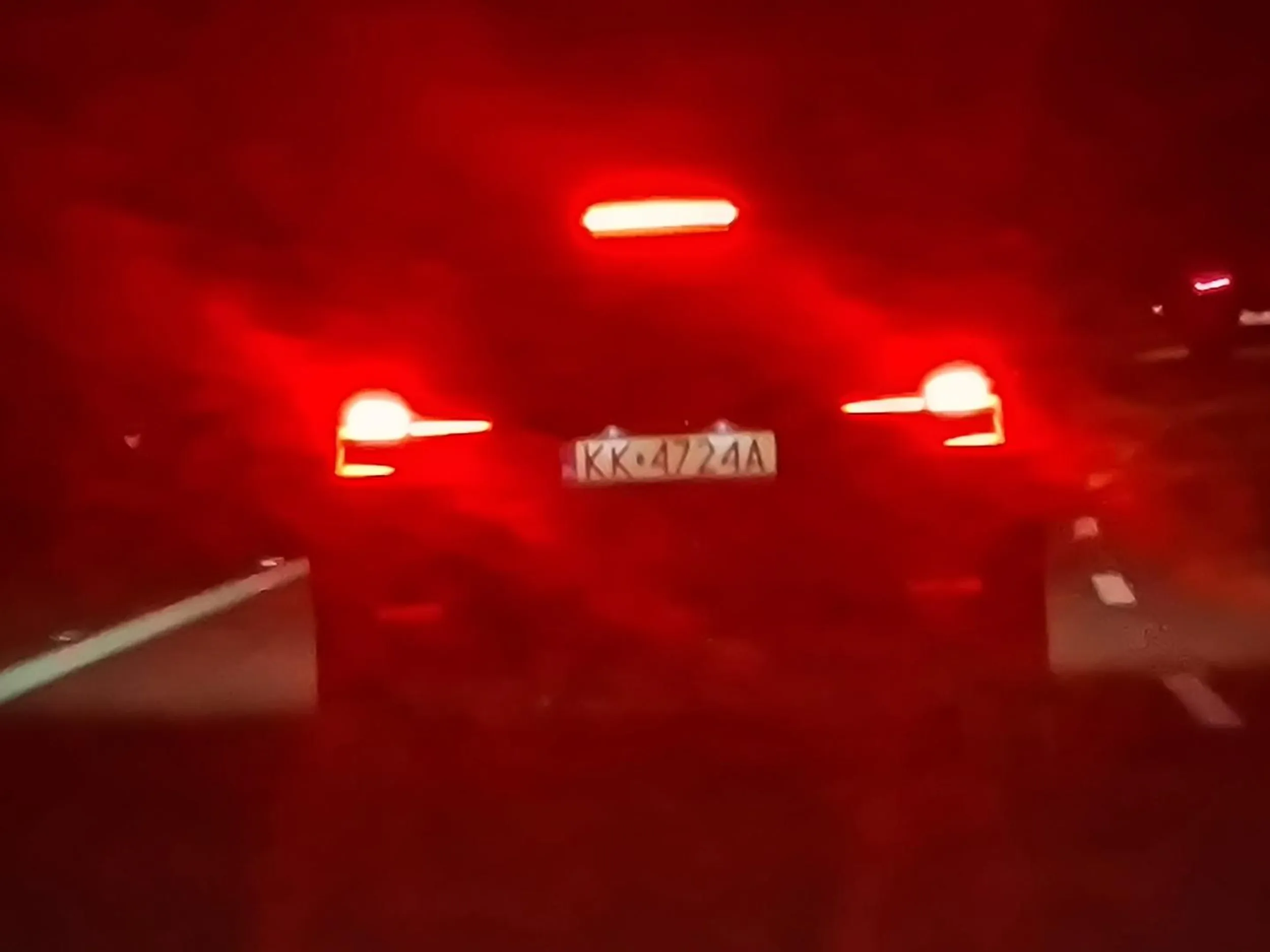 Dnia 19 stycznia 2025 roku na autostradzie A4 doszło do niebezpiecznej sytuacji z udziałem kierowcy pojazdu o wskazanych numerach rejestracyjnych. Kierowca ten uporczywie poruszał się lewym pasem ruchu, mimo że prawy pas był pusty i unieumożliwiał swobodną jazdę innym uczestnikom ruchu. Swoim zachowaniem skutecznie blokował możliwość wyprzedzenia go przez innych kierowców. Co gorsza, kierowca zwiększał prędkość w momencie, gdy inni użytkownicy drogi próbowali podjąć próbę wyprzedzenia go, co nie tylko było niezgodne z przepisami ruchu drogowego, ale również stwarzało realne zagrożenie dla bezpieczeństwa na drodze. Takie zachowanie może prowadzić do nagłych, nieprzewidzianych manewrów innych kierowców, zwiększając ryzyko kolizji lub wypadku. Tego rodzaju działania są szczególnie niebezpieczne na autostradzie, gdzie pojazdy poruszają się z wysokimi prędkościami, a każda sytuacja wymagająca gwałtownych reakcji może prowadzić do tragicznych skutków. Zachowanie kierowcy nie tylko świadczy o