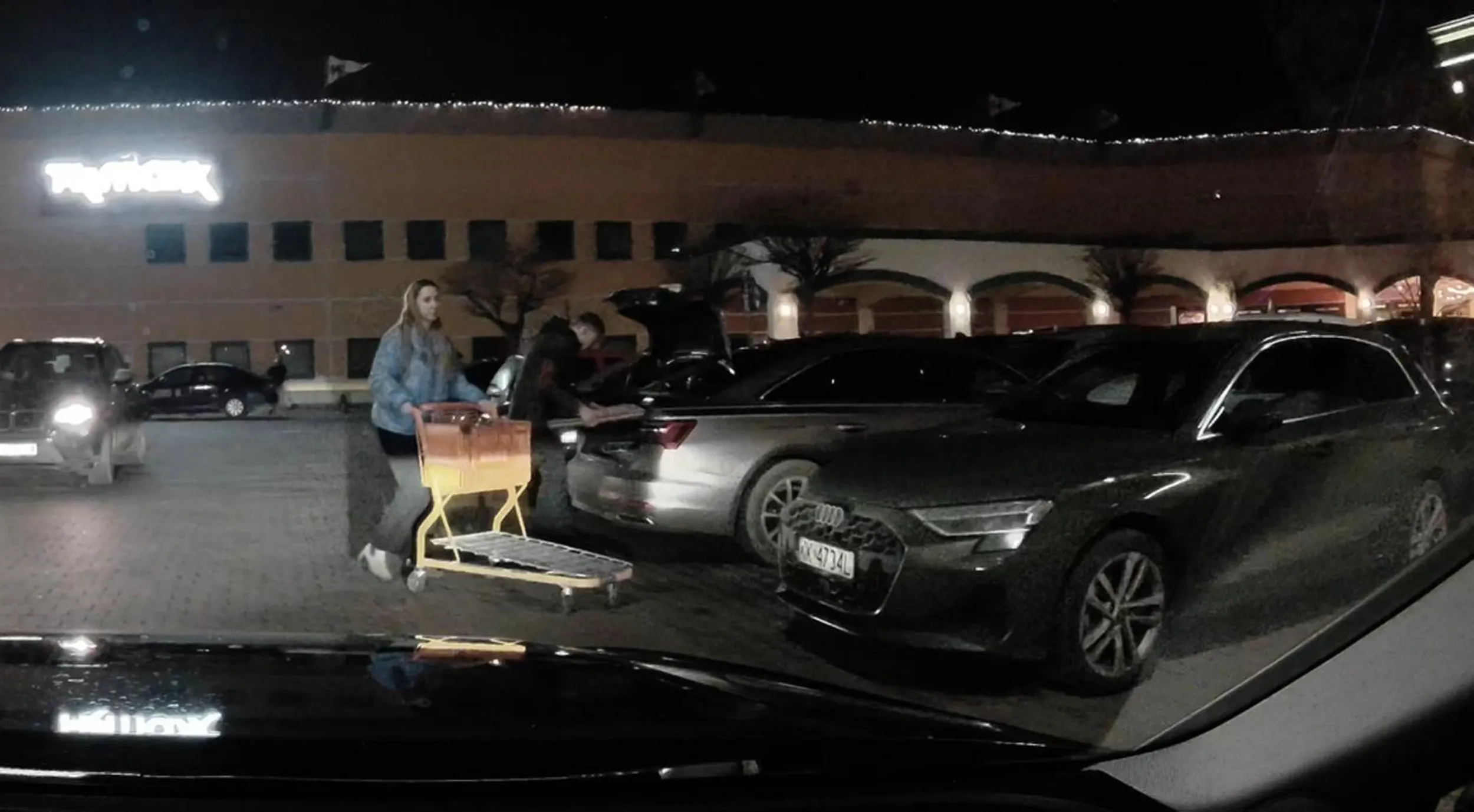 na parkingu ciężko o jakiekolwiek wolne miejsce, a gamoń zaparkował sobie na dwóch naraz