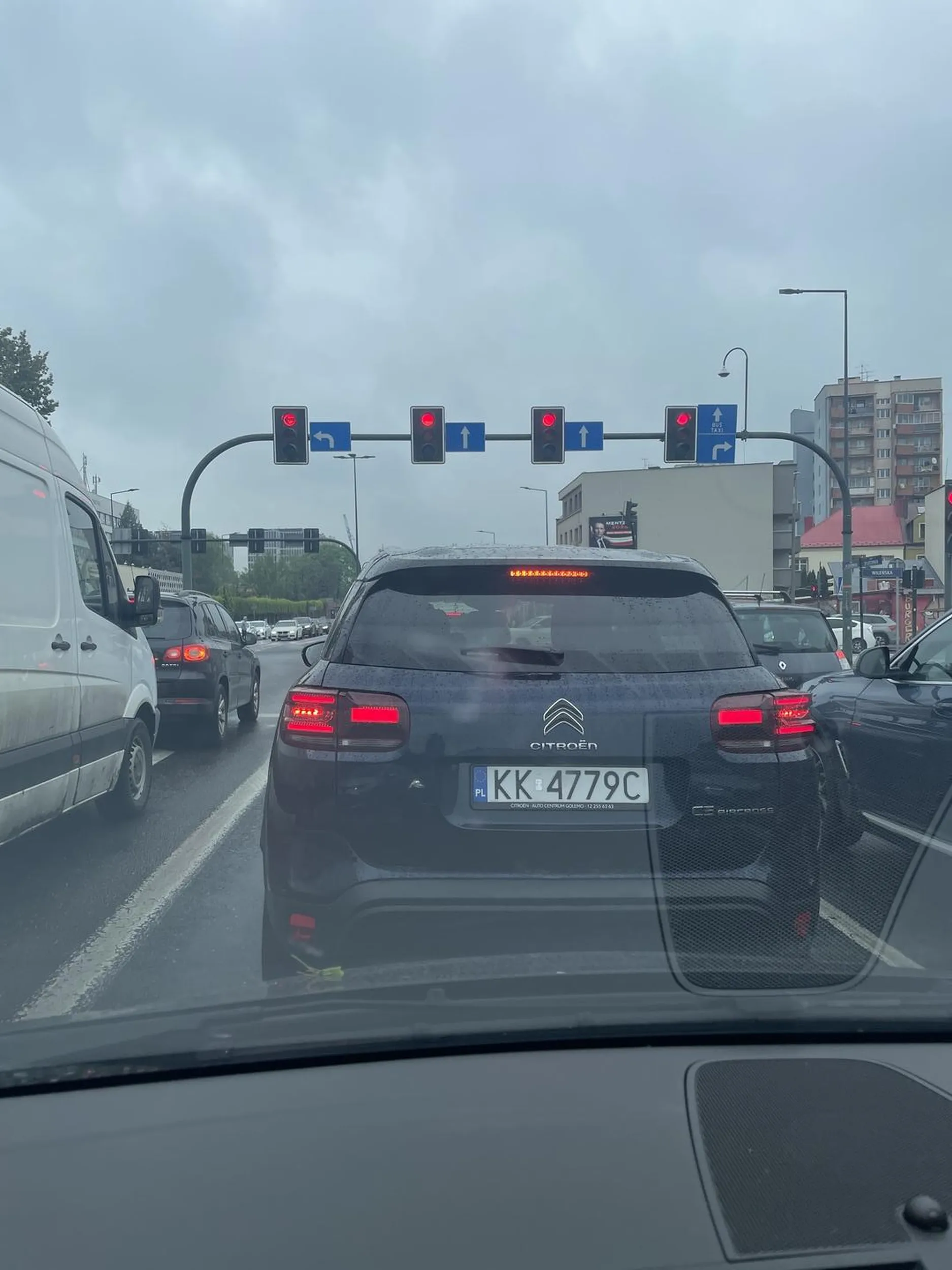 Dokładnie to samo się wydarzyło gdy tego „kierowcę” spotkałam na drodze. Kompletnie brak szacunku i narażanie innych na niebezpieczeństwo.