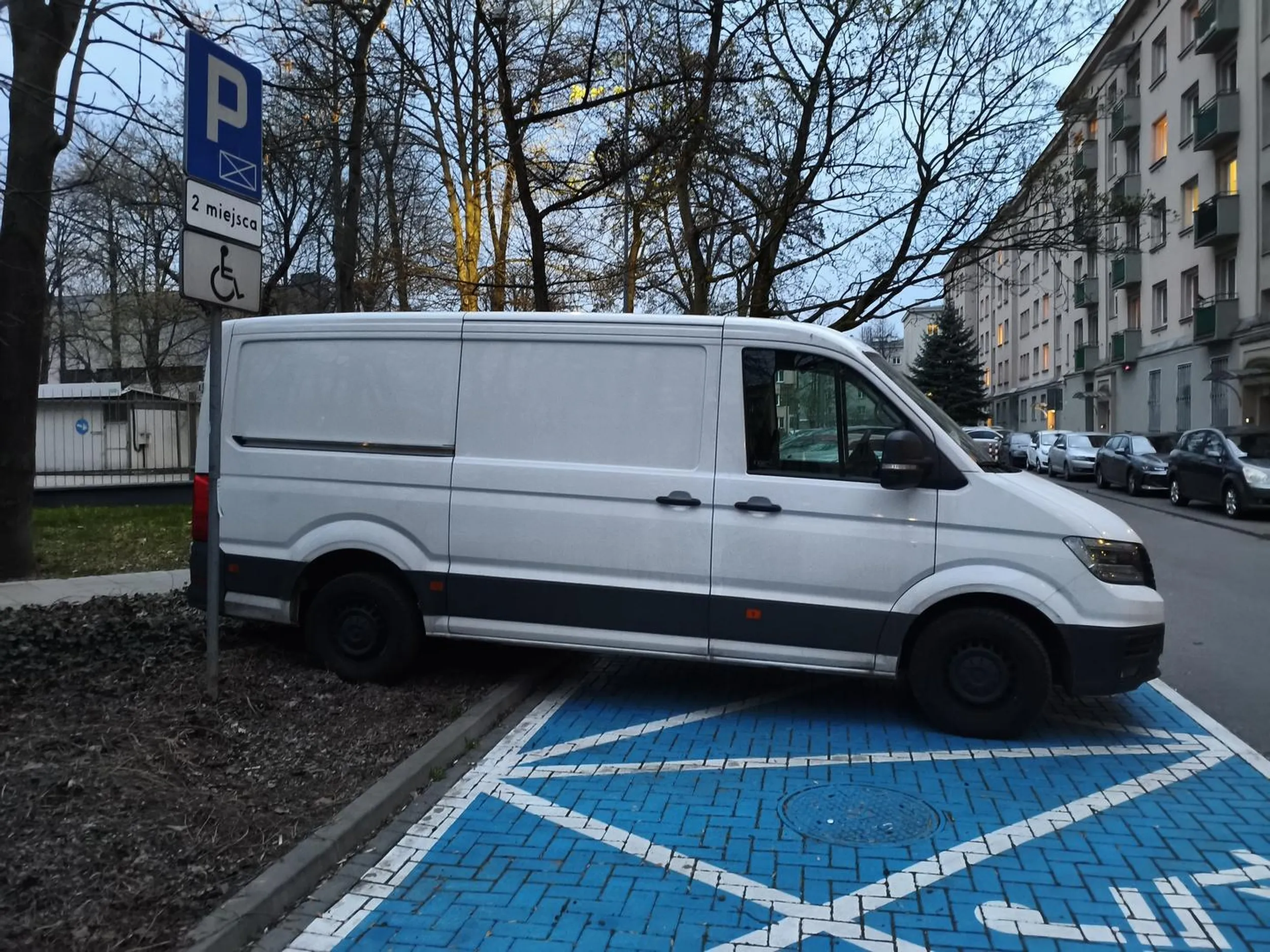 Baran nie dość, że parkuje na miejscu dla inwalidy to jeszcze na terenie zielonym...