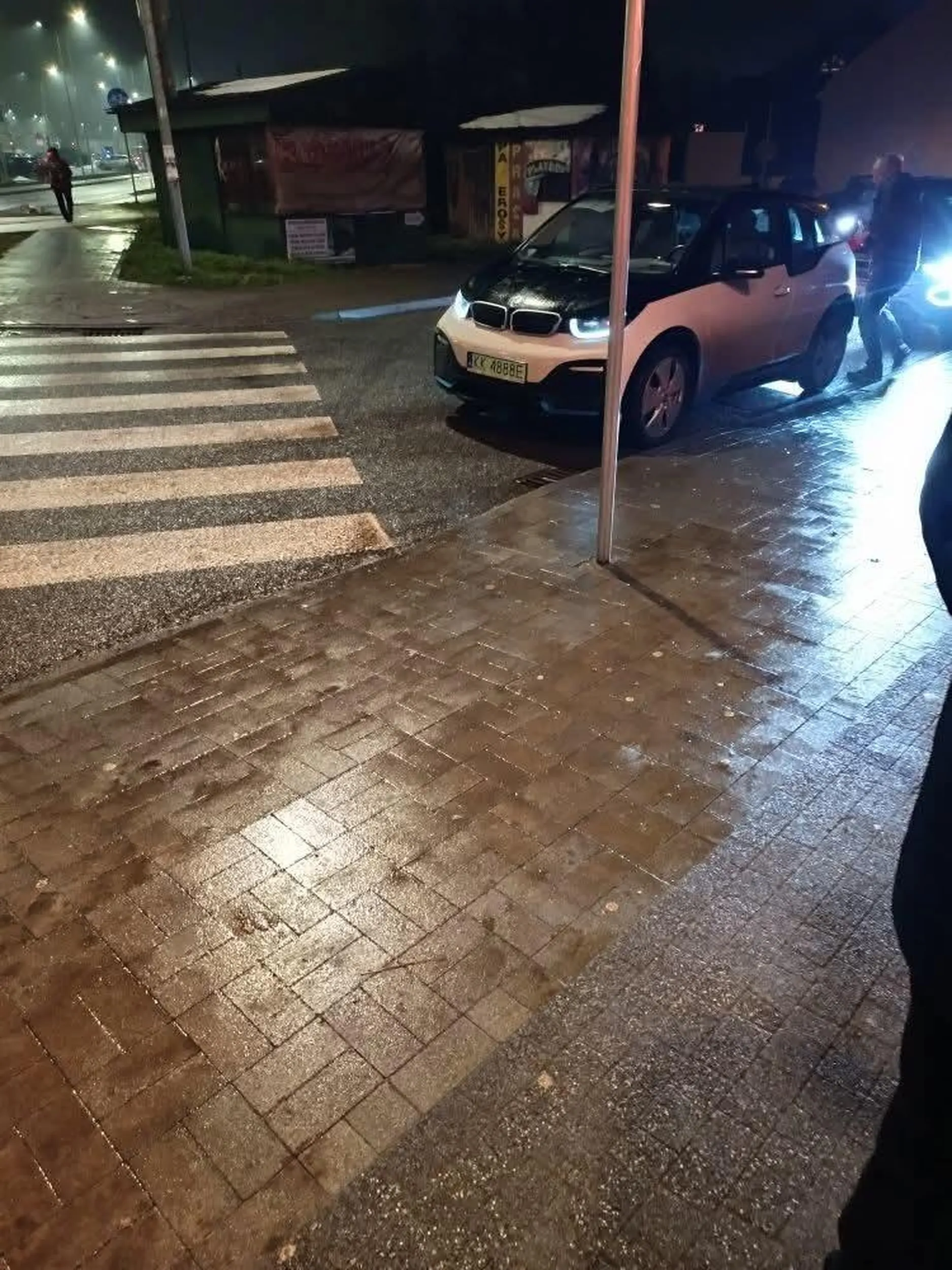 Nie pierwszy raz... Staje praktycznie na samym przejściu. Nie wiele brakło i pieszy zostałby potrącony.