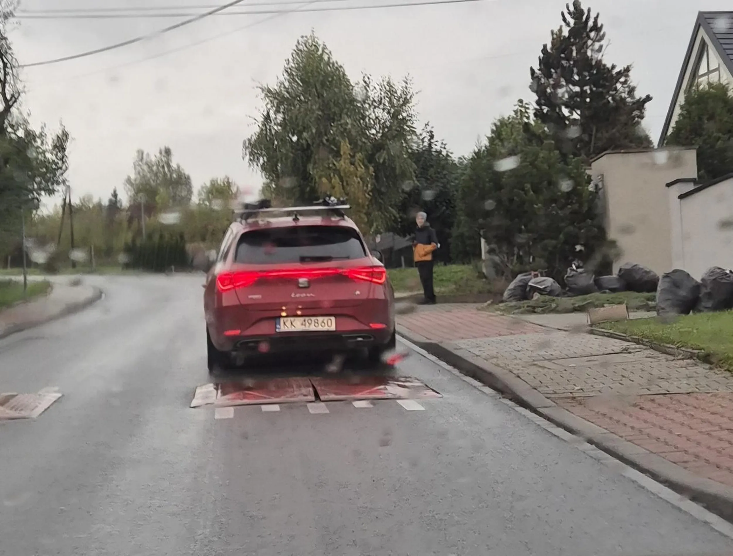 Najprawdopodobniej kierowca bez prawa jazdy, od krawędzi do krawędzi, zatrzymujący się przed każdym stopniem zwalniającym, oraz mijającym z naprzeciwka samochodem. Dramat i wstyd