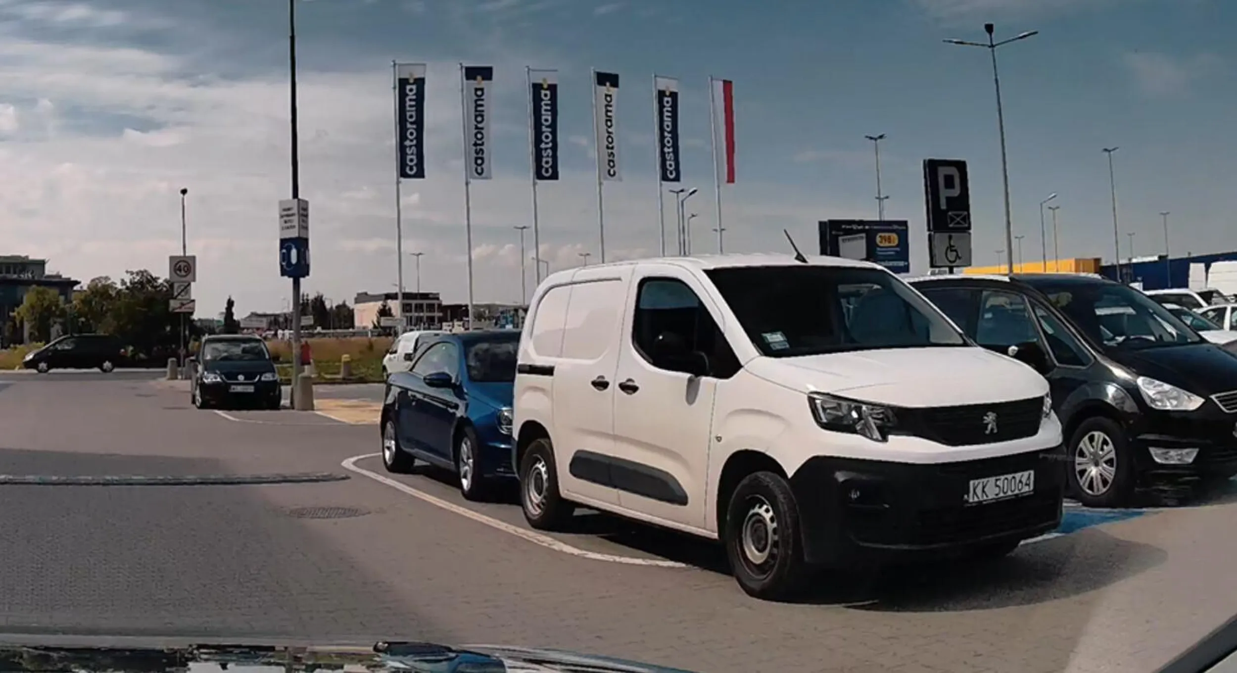 na parkingu masa wolnych miejsc, ale ciele musi zaparkować przy samym wejściu i utrudniać życie kierowców
