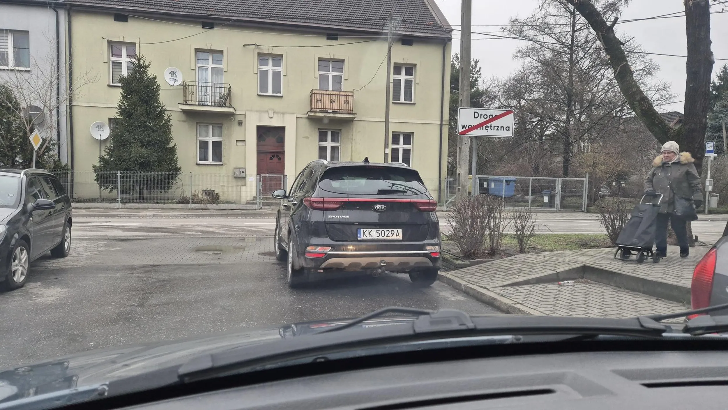 Paniusia przyjechała tylko do Szubryta po mięsko ale że jest leniwa tępa strzała to zaparkowała centralnie na pasie do wyjazdu z osiedla.... Bo tak bo mózgu to nie używa