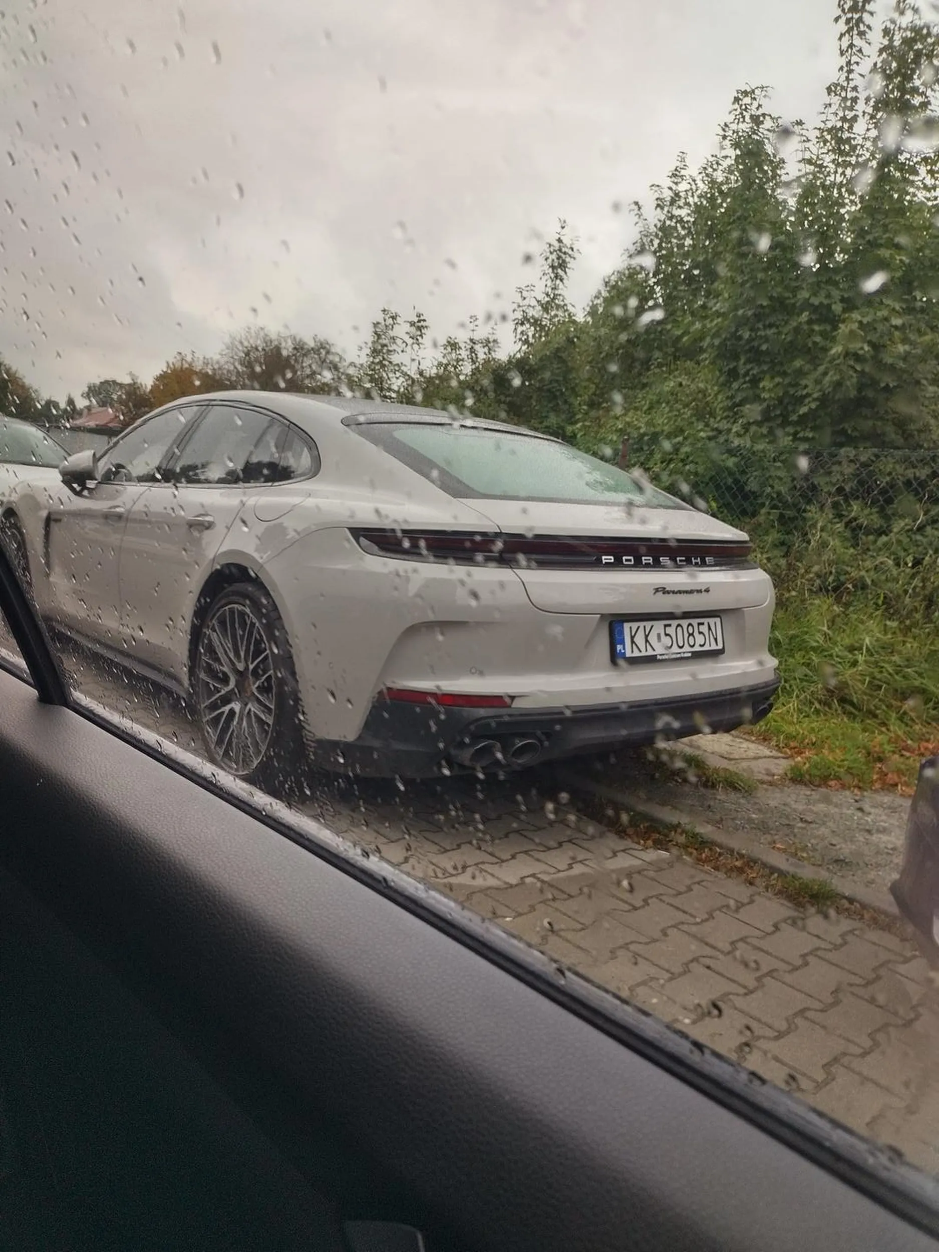 Pokaż lekarzu co masz w garażu:-) Szpital okulistyczny w Krakowie Jeśli zastanawiacie się gdzie trafia kasa z waszych składek:-) Czasem pani podjeżdża również suvem marki porsze