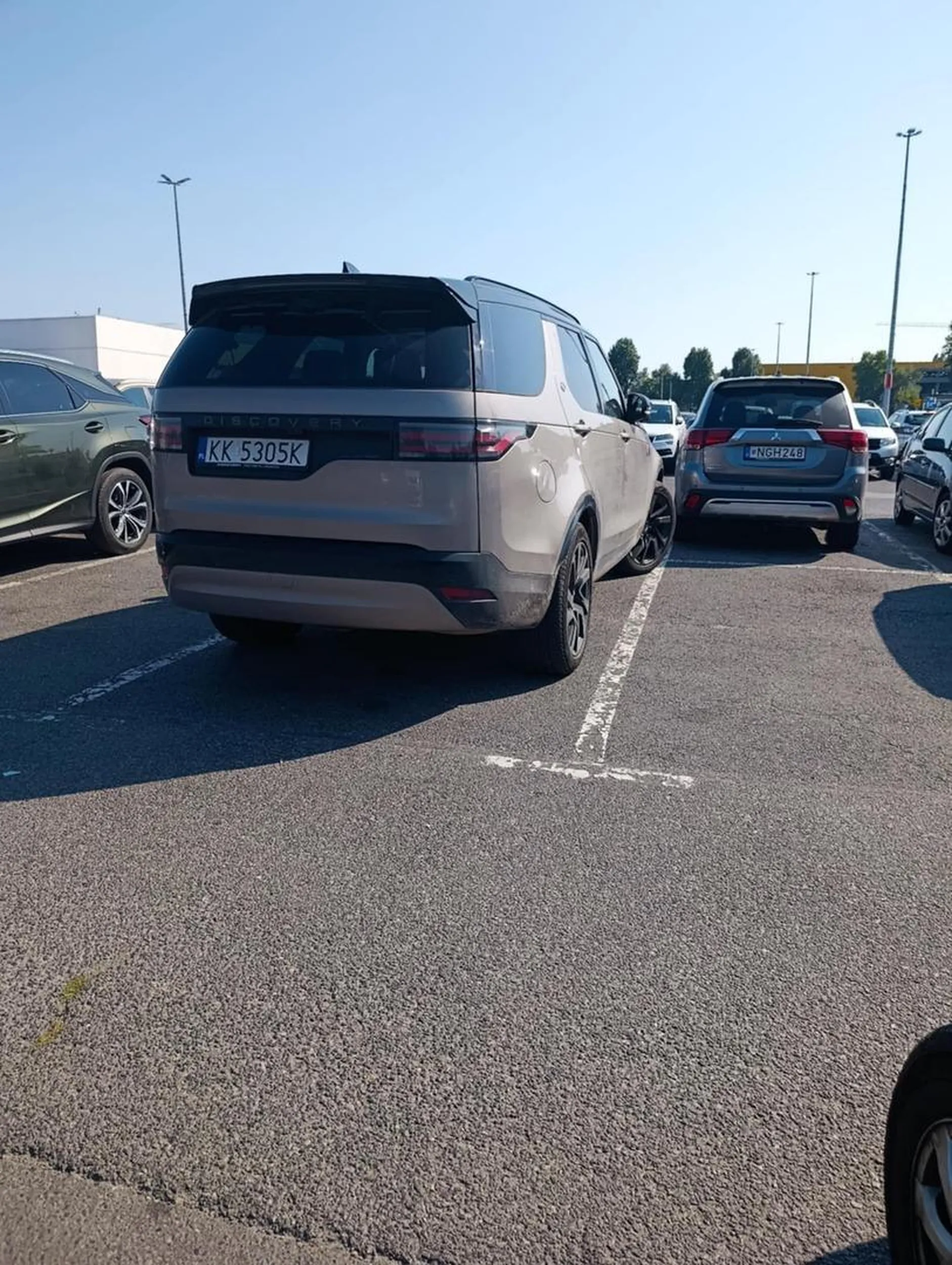 Naucz się parkować. Tego nie da się nazwać nawet chamstwem. Żeby nie porysować Ci tego grata musieliśmy wchodzić przez bagażnik.