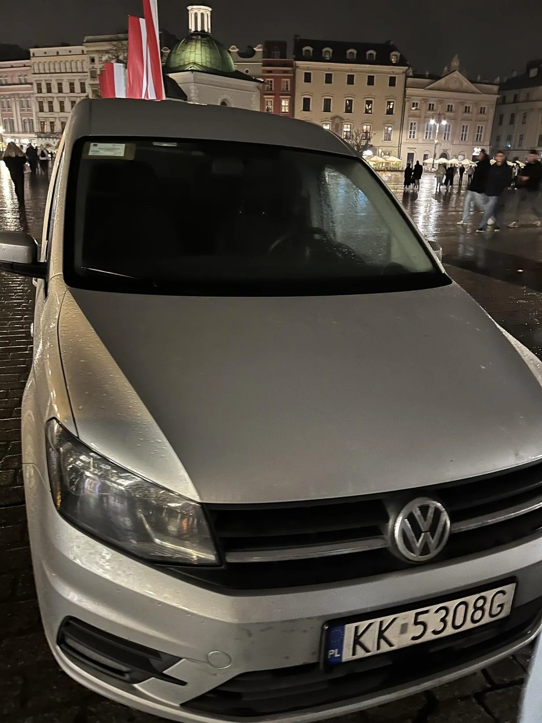 Kierowca pakuje na rynku głównym w Krakowie bez zezwolenia