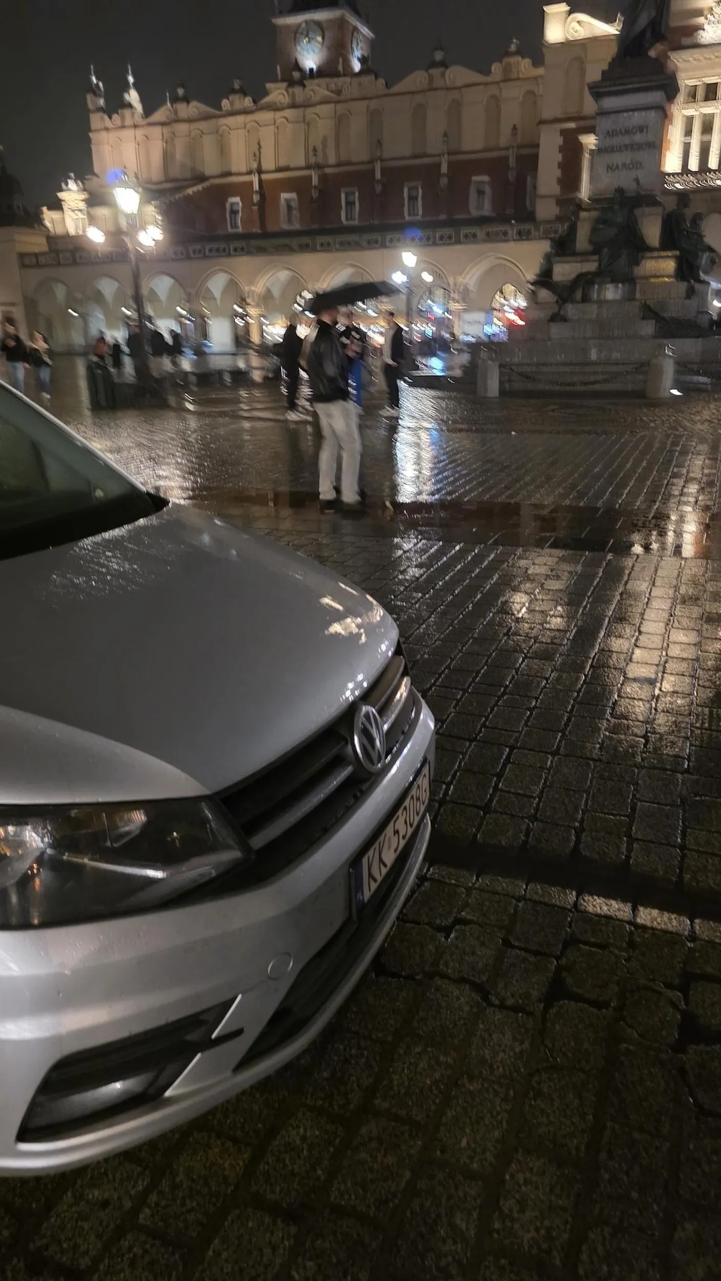 Nielegalne parkowanie na krakowski rynku. WSTYD!!!!