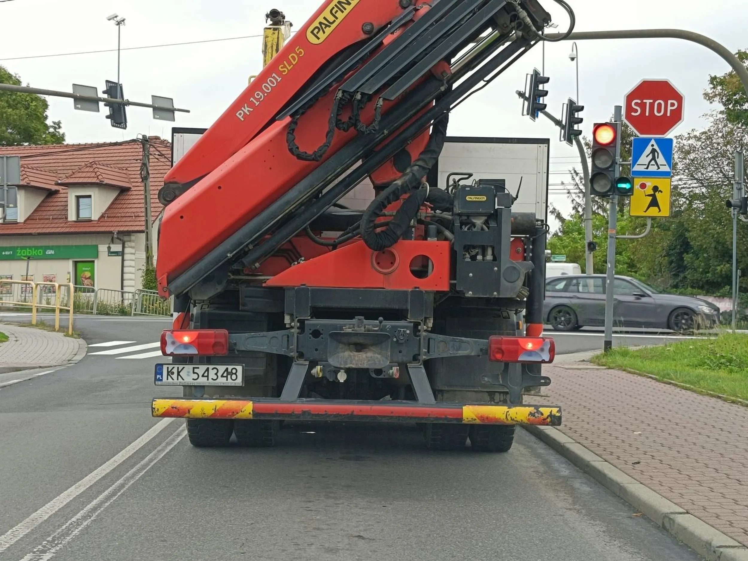 Trzeba mieć naprawdę nie po kolei w głowie żeby tak dużą prędkością przejechać koło szkoły Jak dzieci wychodzą jeszcze tak ogromnym autem przecież to nie ma szans żeby się zatrzymać jakby nawet ktoś znalazł się przypadkiem na jezdni a wąski Jest tam chodnik około metra Jeżeli kiedyś ten człowiek zrobi komuś krzywdę to ten wpis tutaj jest dowodem że jest nieodpowiedzialny. Koło szkoły w bibicach h jest ograniczenie do 30 na godzinę kierowco i ewentualnie pracodawco
