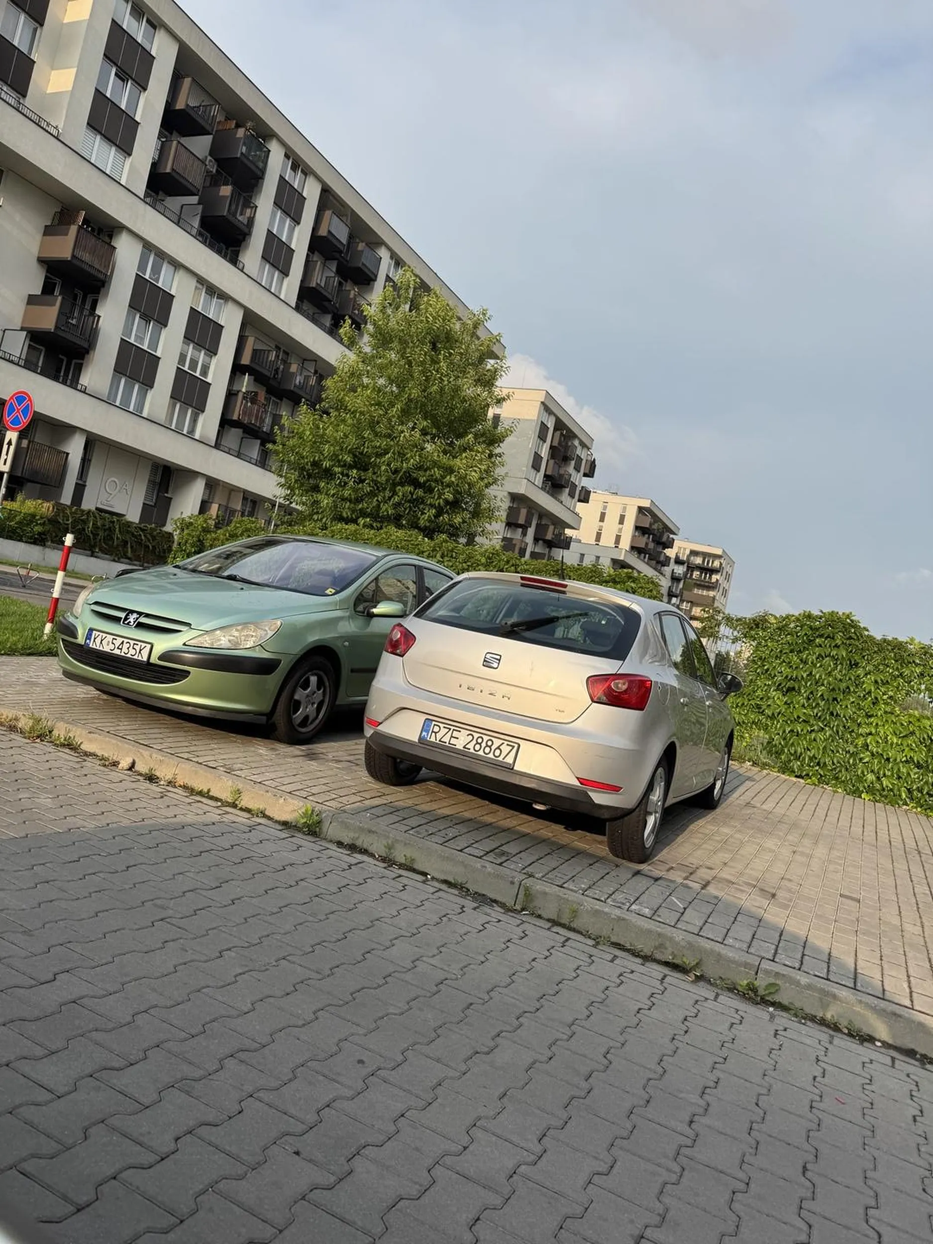 Parkowanie w miejscu nie dozwolonym na osiedlu AVIA Kraków