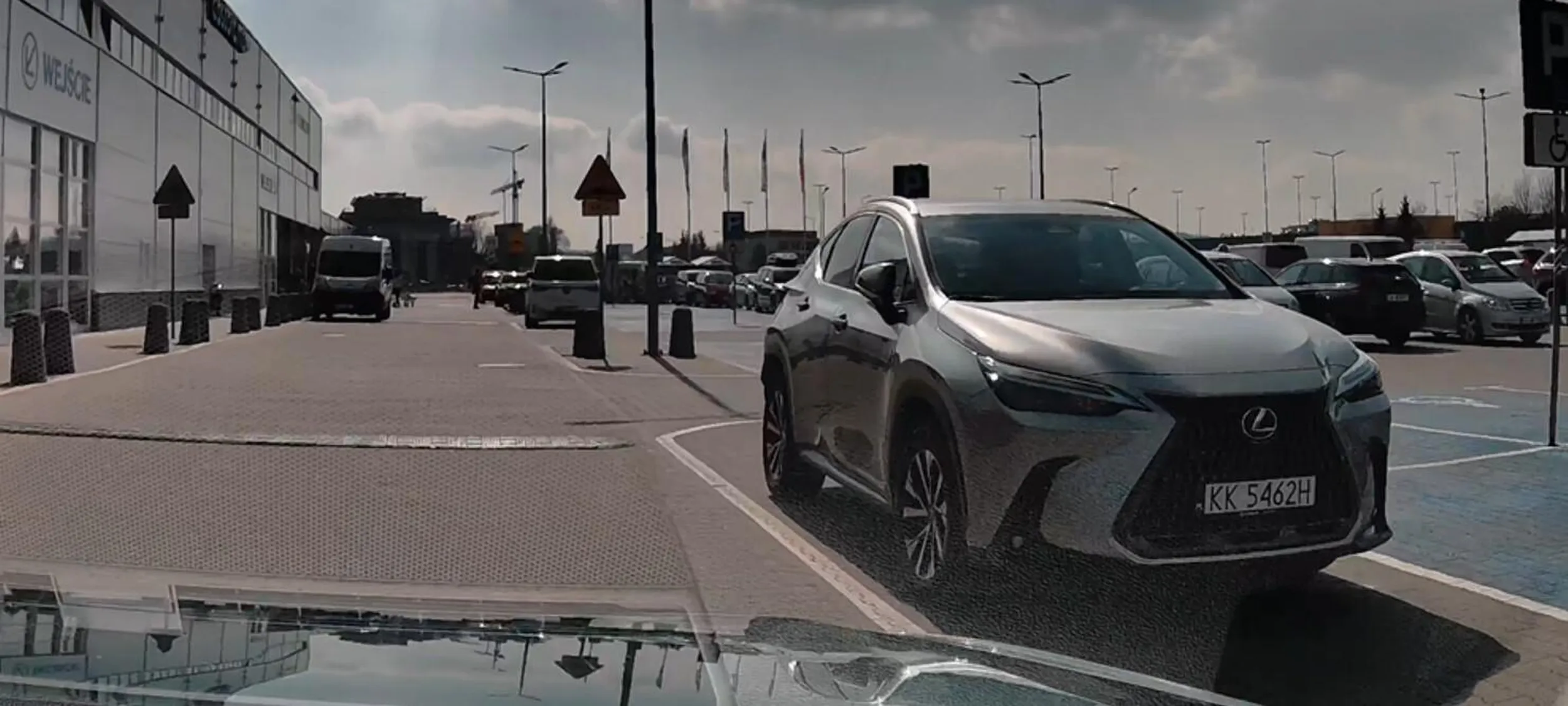 gamoń ma pełno wolnych miejsc na parkingów, ale dupy się nie chce ruszyć i parkuje najbliżej wejścia jak się da, utrudniając widoczność na parkingu