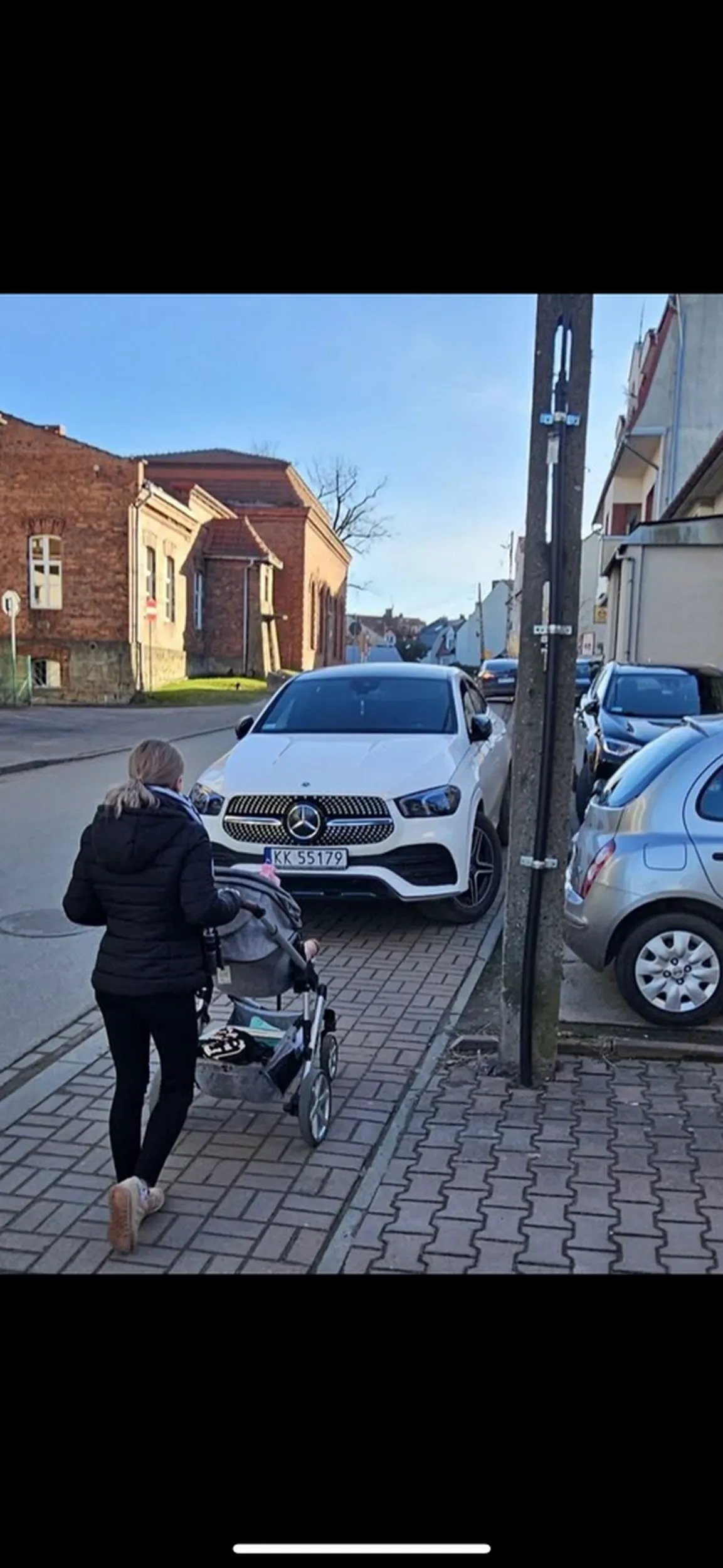 Parkowanie na środku chodnika w Myślenicach