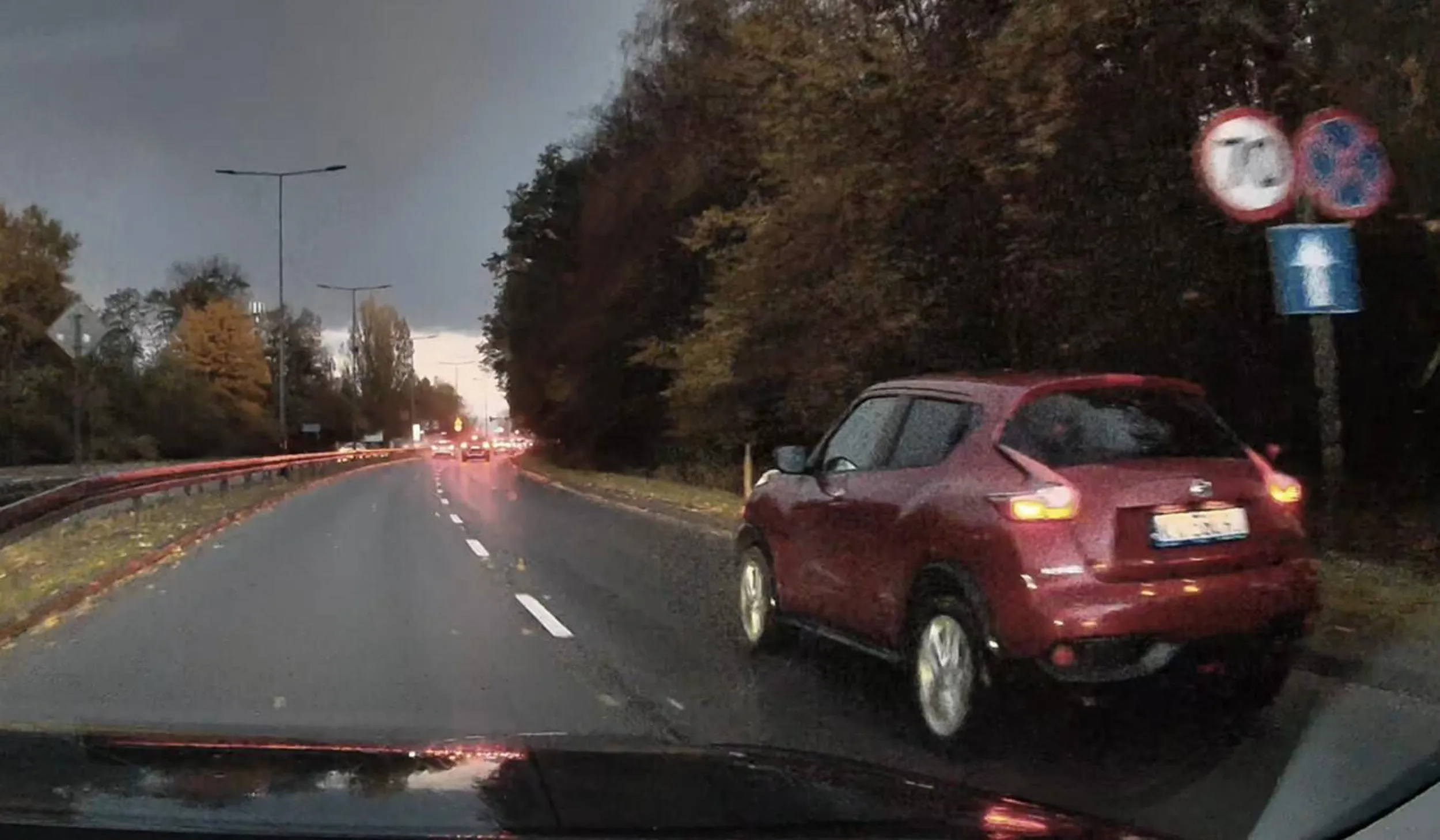 najpierw jedzie jak pierdoła, a potem nagle przyspiesza żeby zablokować innego kierowcę