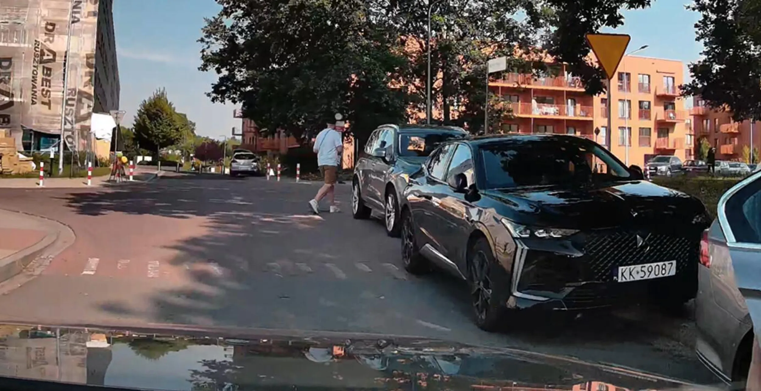 ciele parkuje na chodniku i skrzyżowaniu utrudniając życie normalnym kierowcom