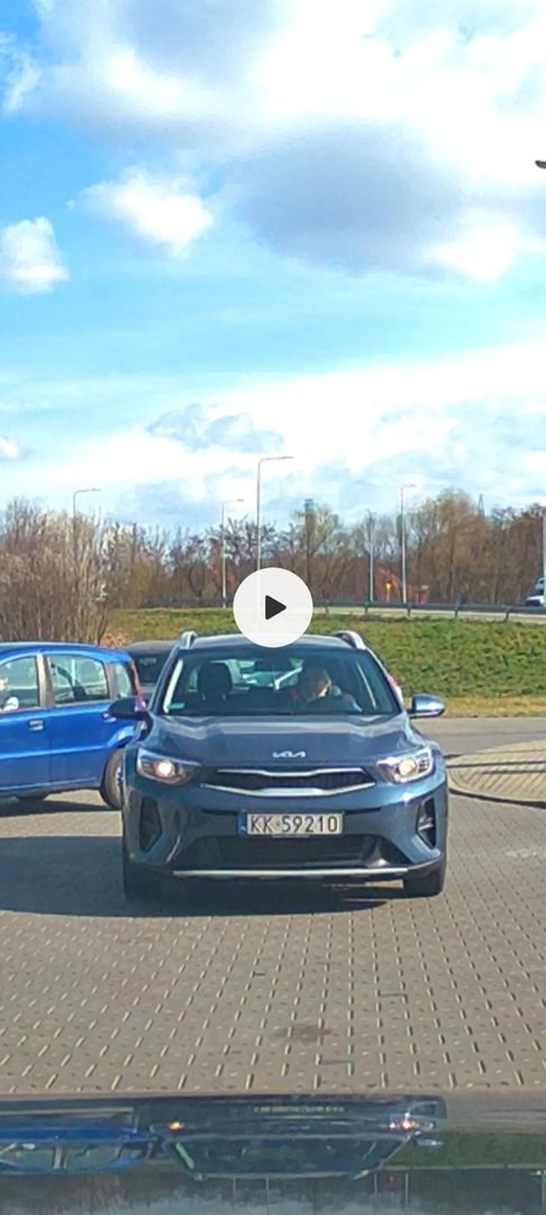 Pani blokuje wyjazd ze stacji, wydziera się na pół obiektu i kieruje ruchem żeby on mogła wygodnie wjechać pod dystrybutor. Brak kultury, prawko za masło, umiejętności cofania -1. Nie polecam.