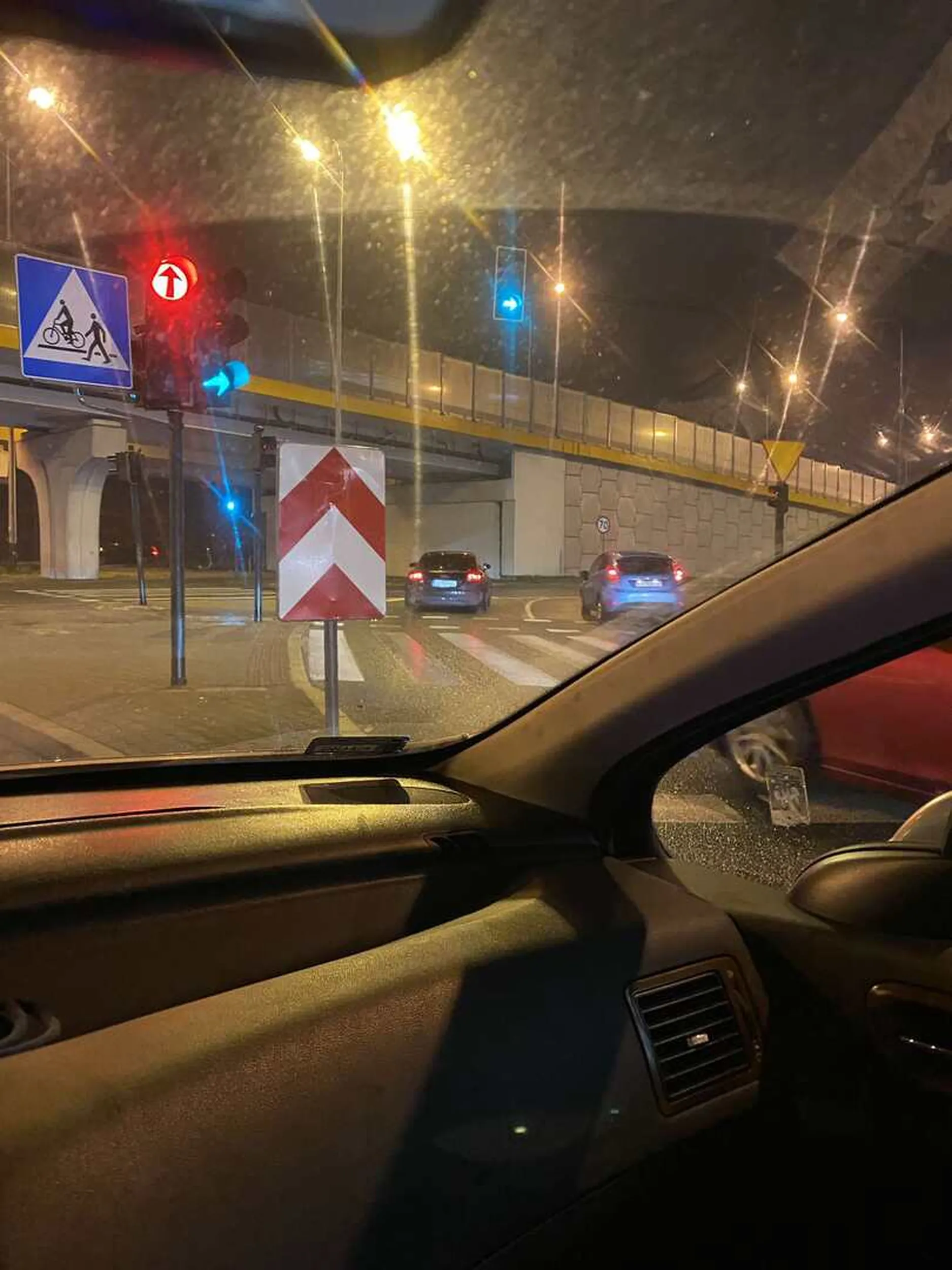 Kierowca prawdopodobnie cierpi na ciężkie inwalidztwo umysłowe. Bardzo ciężkie wymuszenie które omal nie zakończyło się zderzeniem po czym powolna jazda i unikanie kontaktu. Odradzam zakupu od tak pokracznego kierowcy.