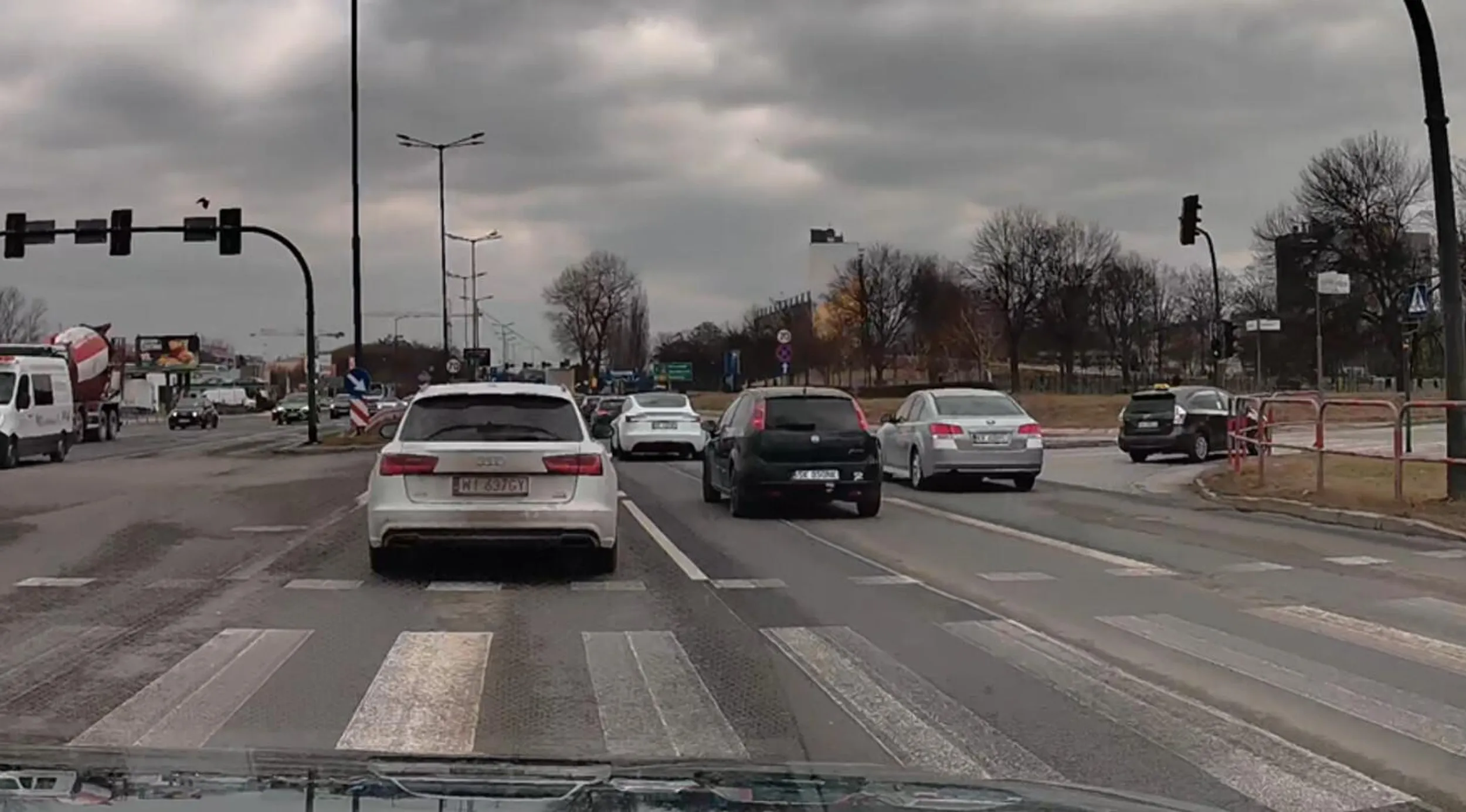 po co stać w korku - książę woli go ominąć buspasem