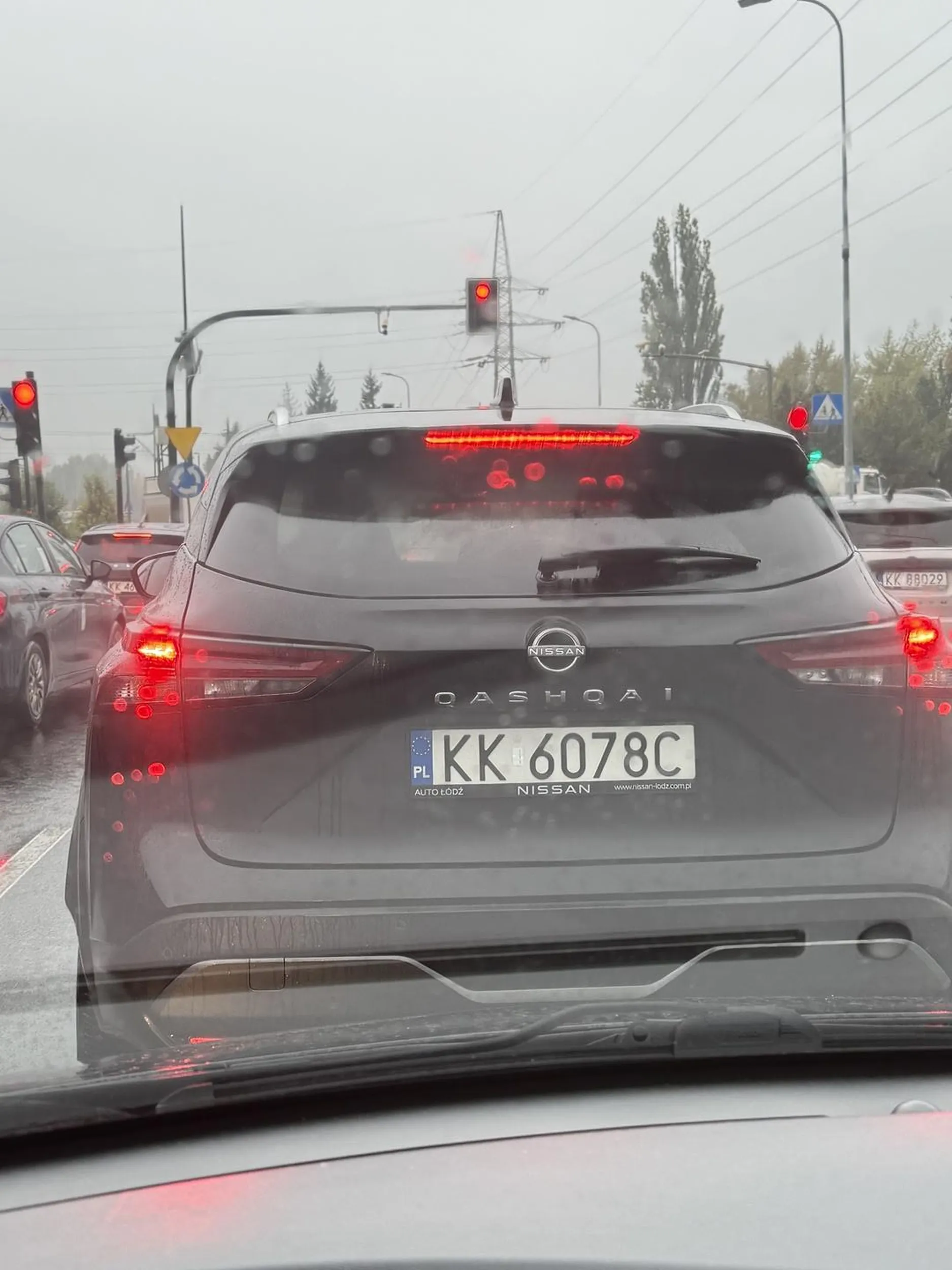 Uwaga- nieobliczalny kierowca! Z prawego pasa z nakazem jazdy w prawo, nagle zmienia pas na lewy wjeżdżając przed maskę.