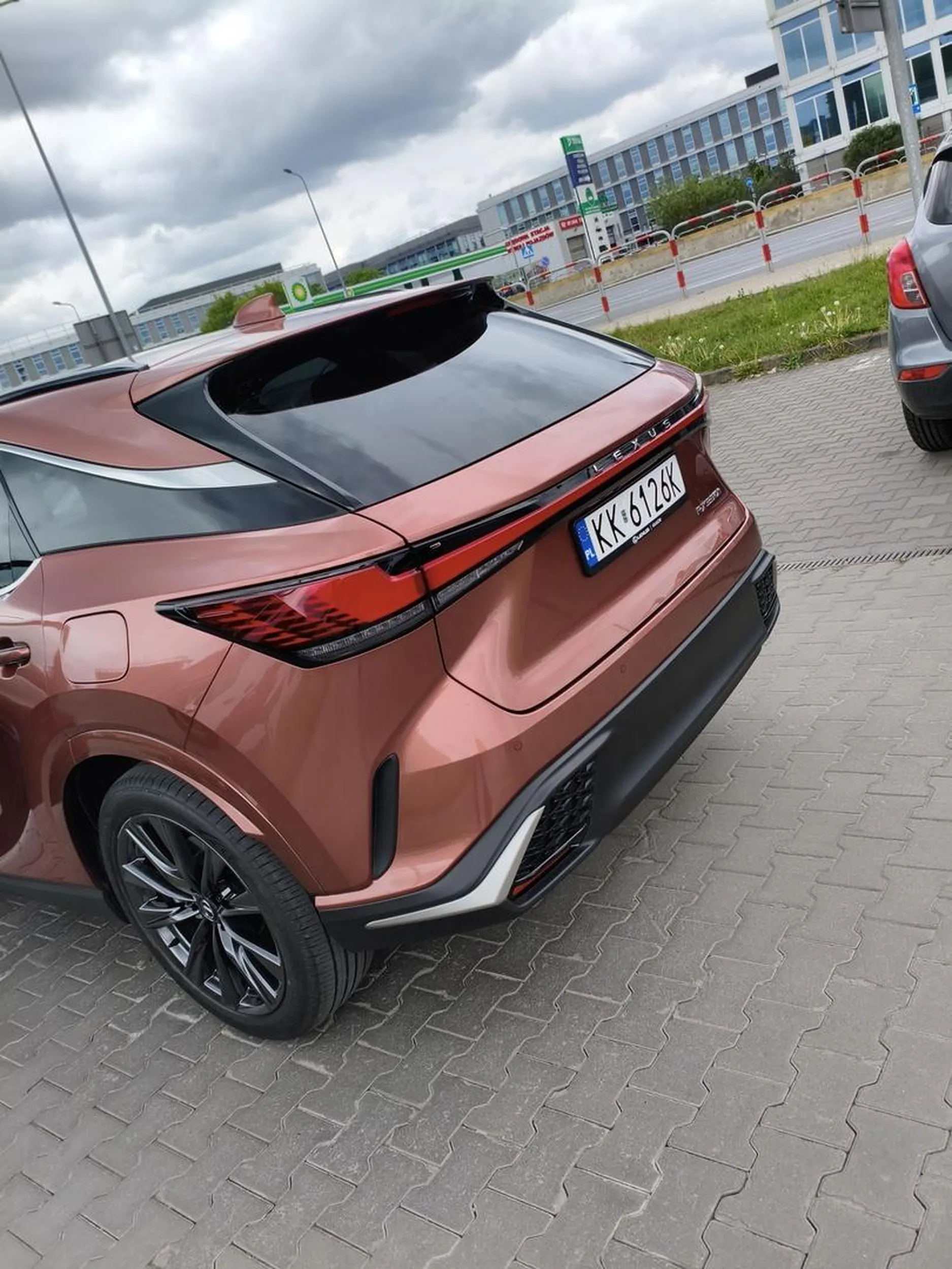 Do Pana nie dociera czym jest buspas i to że motocykle mogą jeździć buspasem w Krakowie. Szanowny Pan z Lexusa, umie pokazywać tylko paluszek środkowy do góry a po zatrzymaniu się, wylatuje z samochodu grożąc palką teleskopowa. Na szczęście na parkingu CH Tandeta w Krakowie jest monitoring który został już zabezpieczony a sprawa została zgłoszona na Policję. Dodatkowo w moim przypadku okazało się iż za tego Pana samochodem zatrzymał się pojazd którym kierował mój znajomy i widział całe zdarzenie :) Do zobaczenia na policji, będziemy wyjaśniać groźby karalne pałka teleskopowa :)