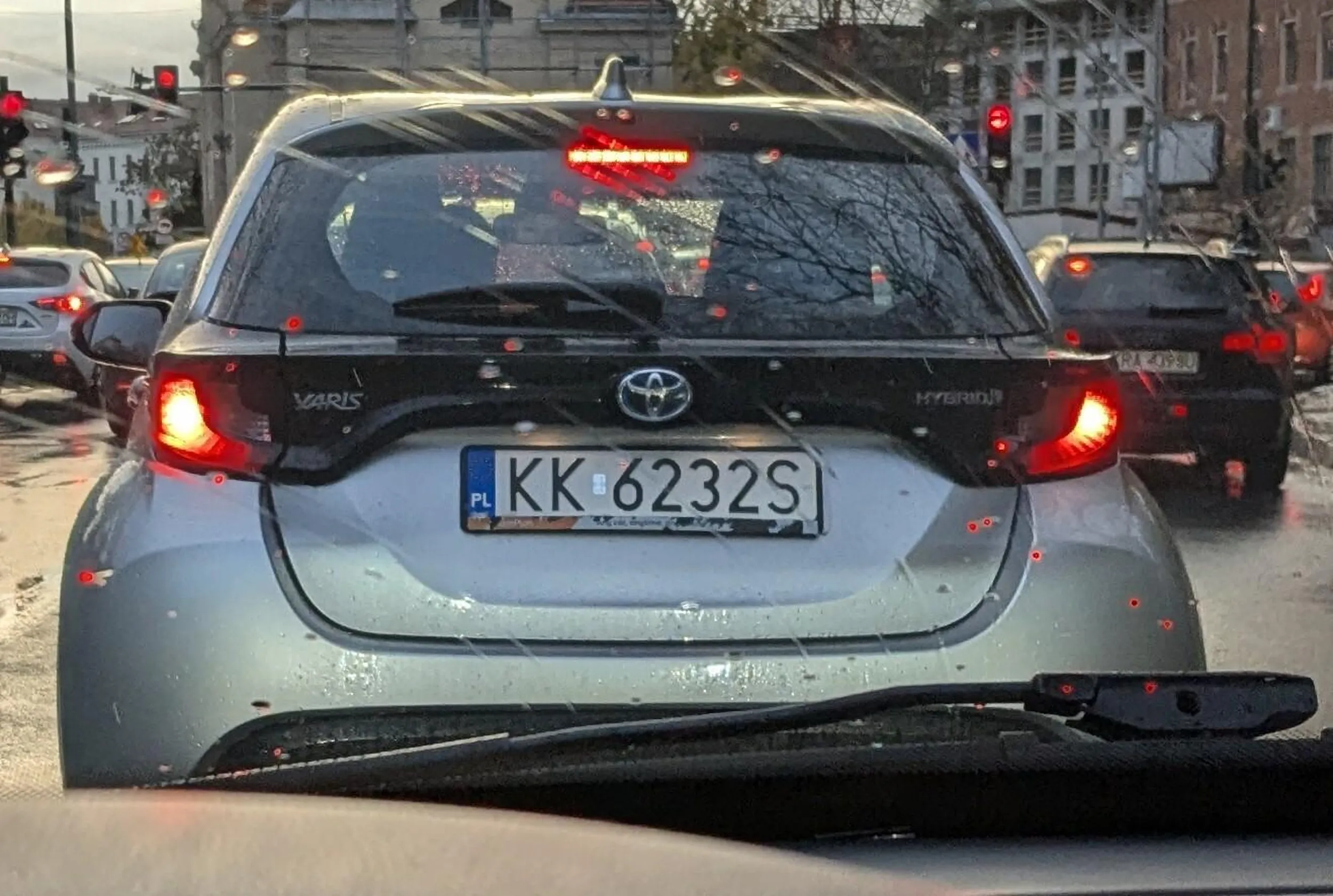 Buc któremu nie chce się poczekać w kolejce do świateł, tylko woli sobie wyprzedzić kolejkę i wpie*dolić się komuś przed maskę kilka aut dalej. Żryj gruz.