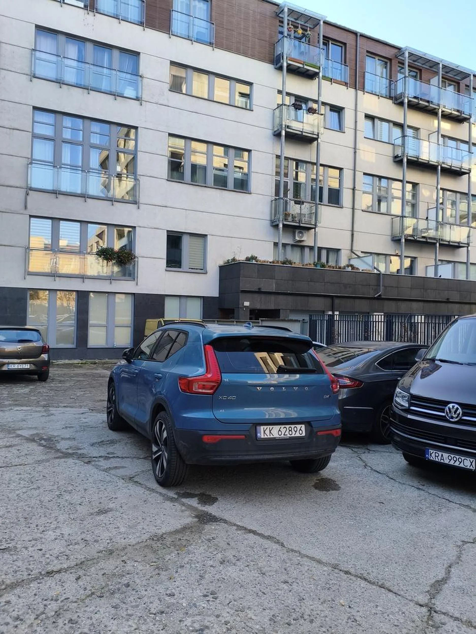 Notorycznie parkuje w taki sposób, że zastawia kilka aut zamiast dojechać do końca (widać na załączonym zdjęciu)