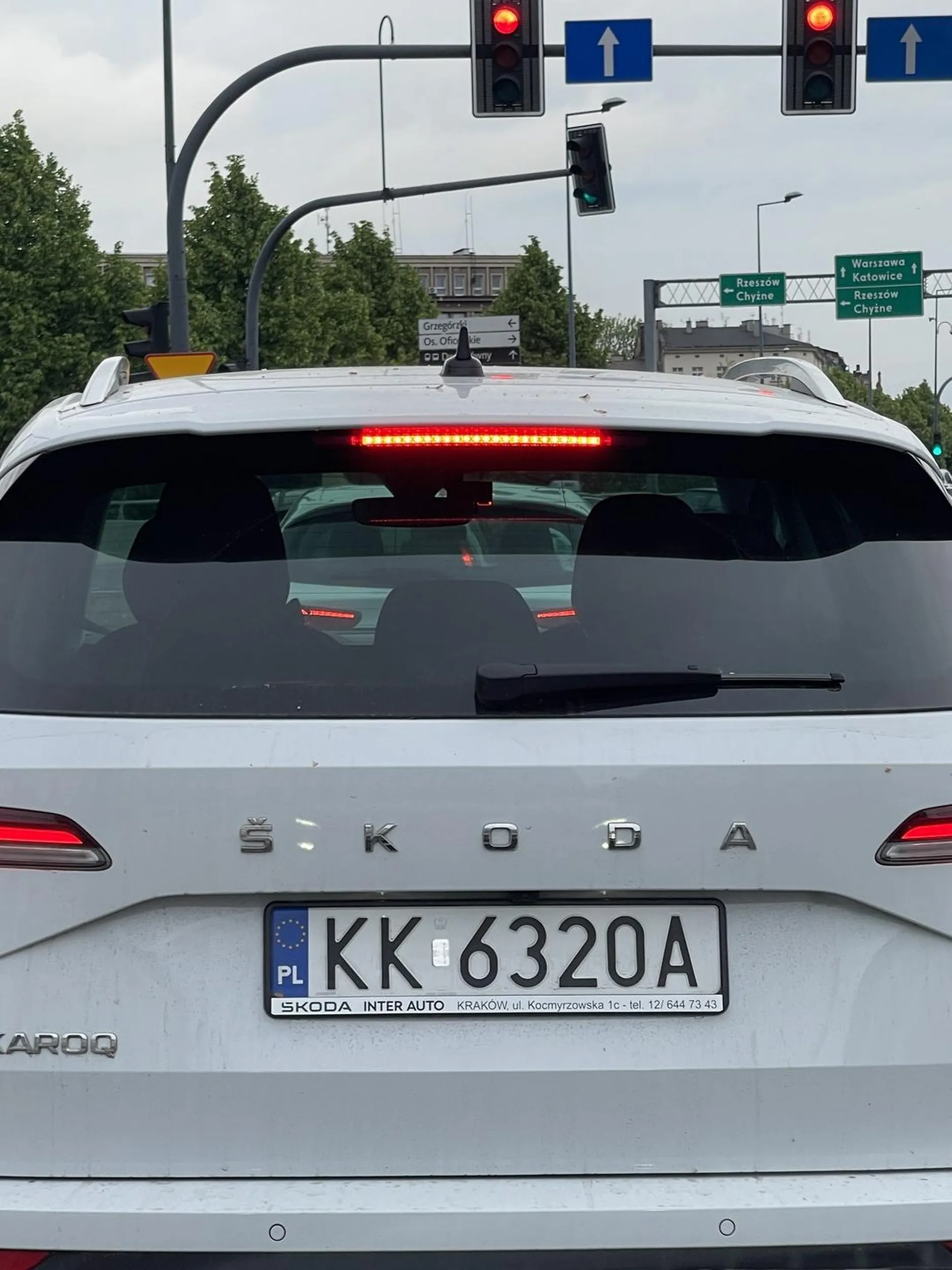 Może czas nauczyć się, że w Polsce jest ruch prawostronny… a nie przez kilka kilometrów mając prawy pas wolny i nie wyprzedzając nikogo, non stop lewym i to w dodatku poniżej dopuszczalnej maksymalnej prędkości.