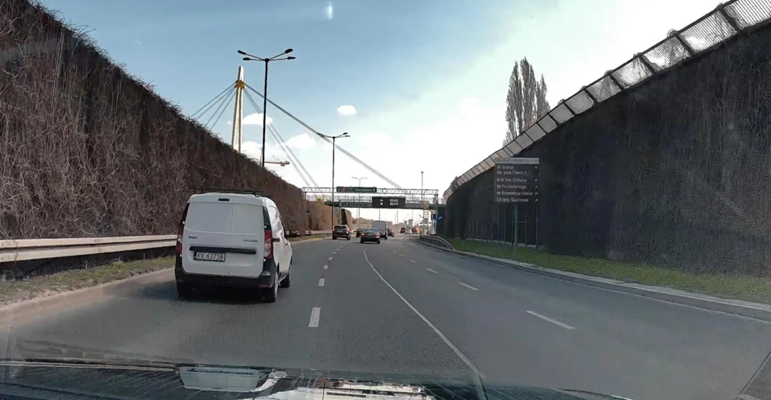 typ przyklejony do lewego pasa, jeszcze ma ból dupy gdy jest wyprzedzany prawym