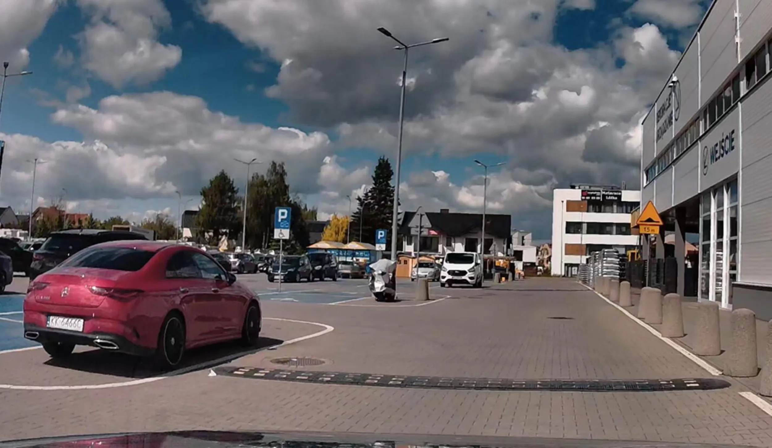 parkuje szrota na obszarze wyłączonym z ruchu, byle tylko jak najbliżej wejścia