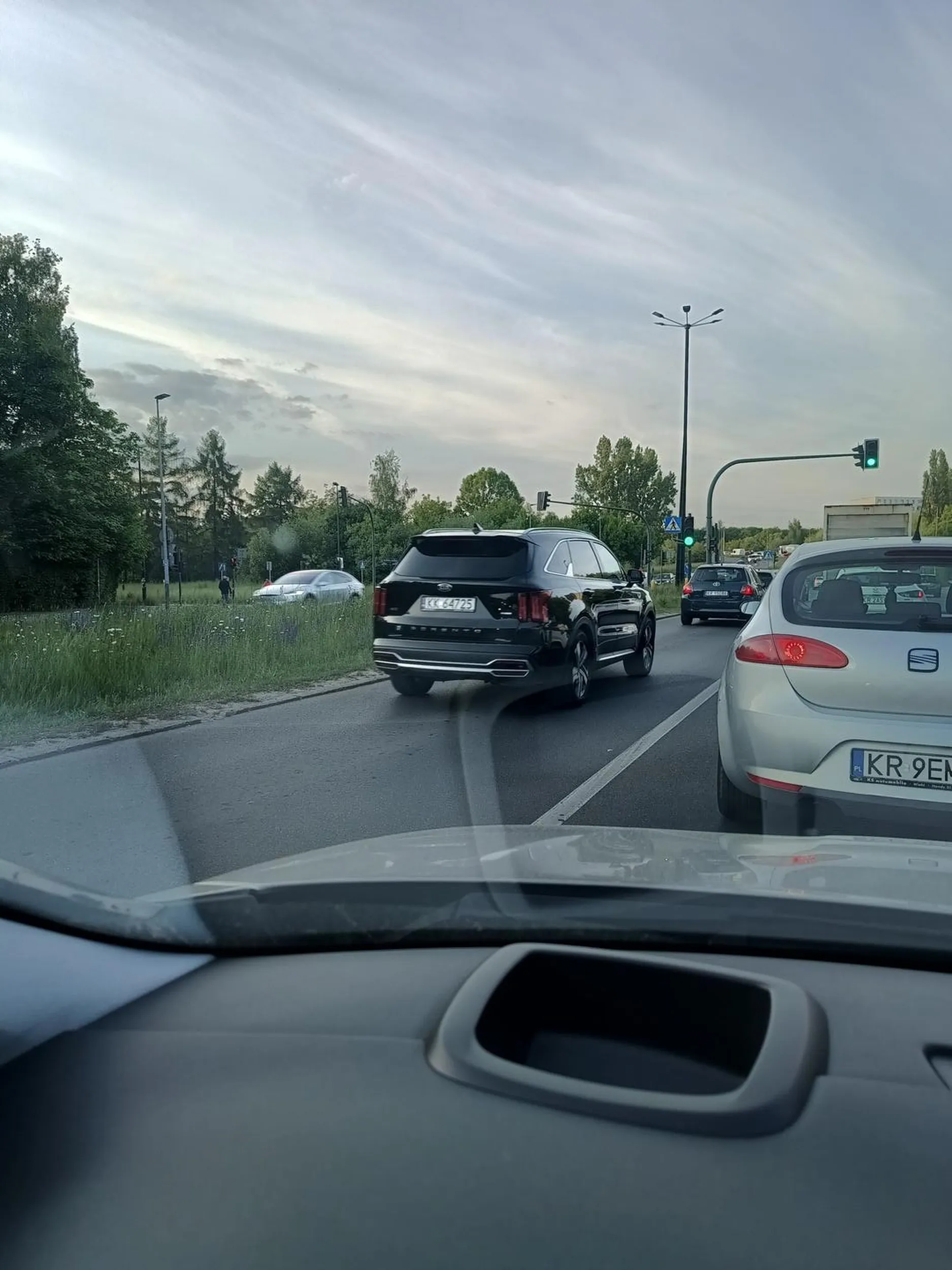 Ślepa blondyna w okularach na pół pyska wyjeżdza z Avii włącza się do ruchu powodując hamowanie pojazdu na jego pasie ruchu. Ten palec sobie w pinde wsadź stara baburo.
