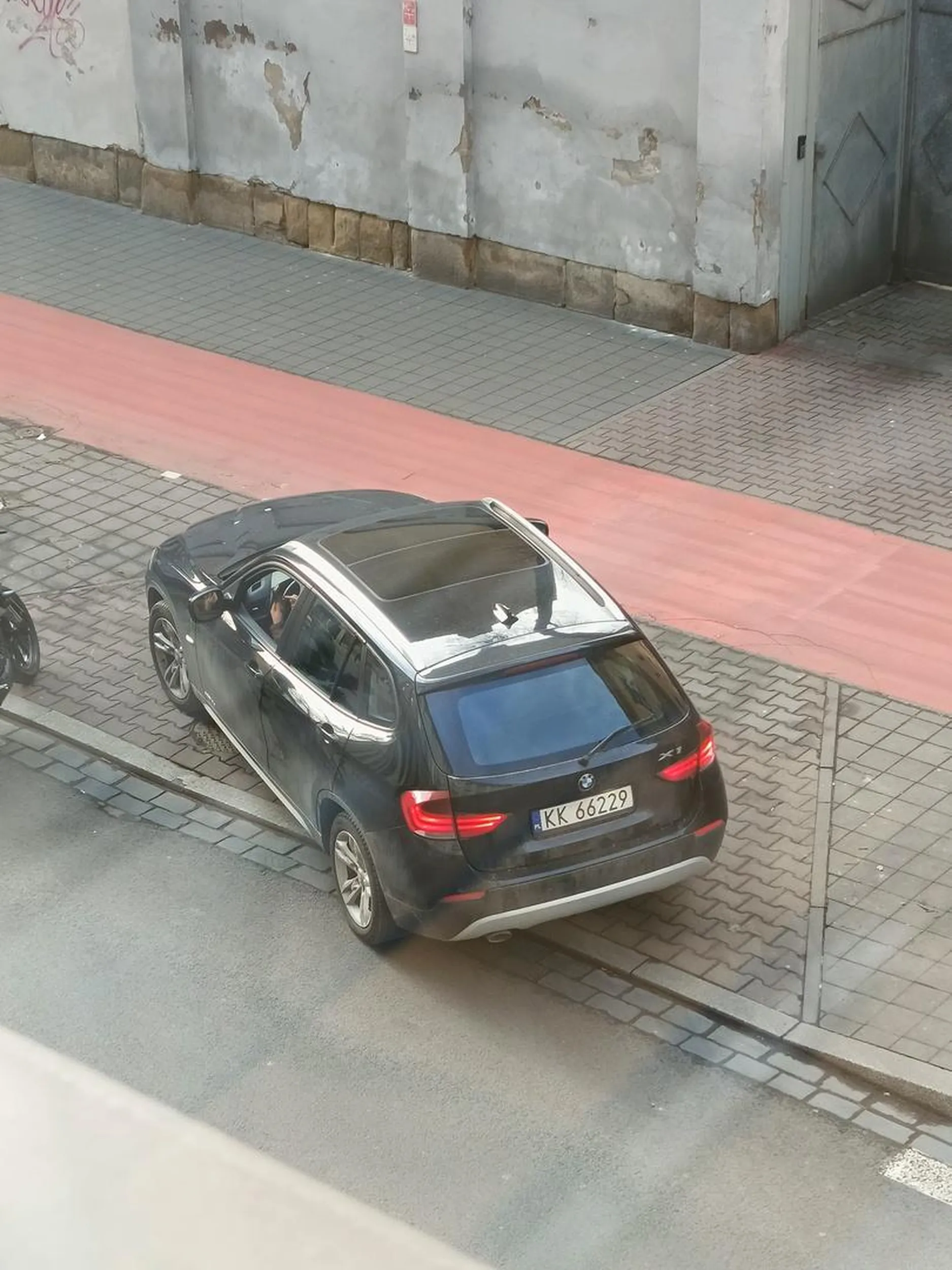 Przestroga dla innych, żeby uważać na to auto. Za kierownicą ukrainka, która wymusza pierwszeństwo i powoduje kolizję żeby potem drzeć swoją krzywą ukraińską mordę na poszkodowanego, że to ona miała pierwszeństwo. Stfu na takie szmaty