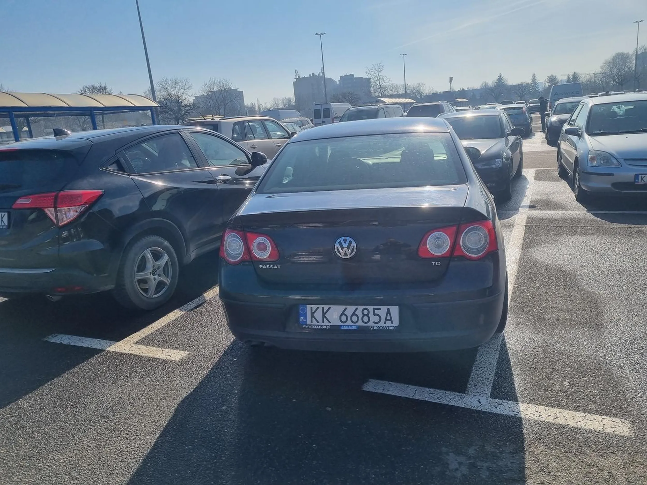 Parkowanie prosto na wyznaczonym miejscu trudna rzecz do opanowania. Lub poprostu bezmyślny @@%