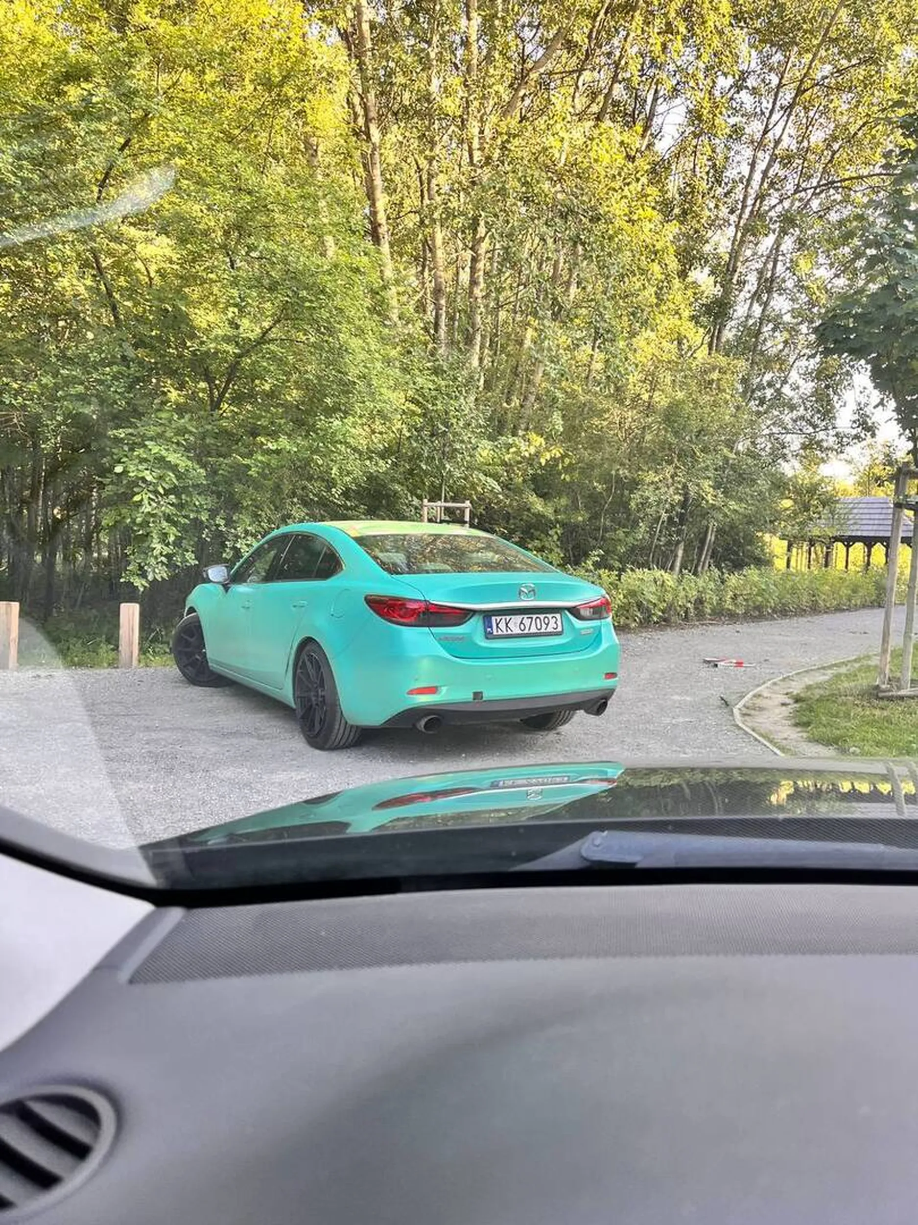 Zaparkowałem skośnie w ostatnim wolnym miejscu w parku Tetmajera, zostawiając miejsce po lewej innemu autu i sobie po prawej, które jest potrzebne do wyjazdu, bo zaraz za mną jest ogrodzenie. Mimo że było oczywiste, że większe auto nie wyjedzie inaczej, właściciel Mazdy (niewiele krótszej) zablokował mnie, zostawiając zero miejsca z boku. Efekt: pięć minut manewrowania po żwirze, żeby w ogóle wyjechać tyłem z parkingu. Zastanów się nad sobą uszatku z mazdy.