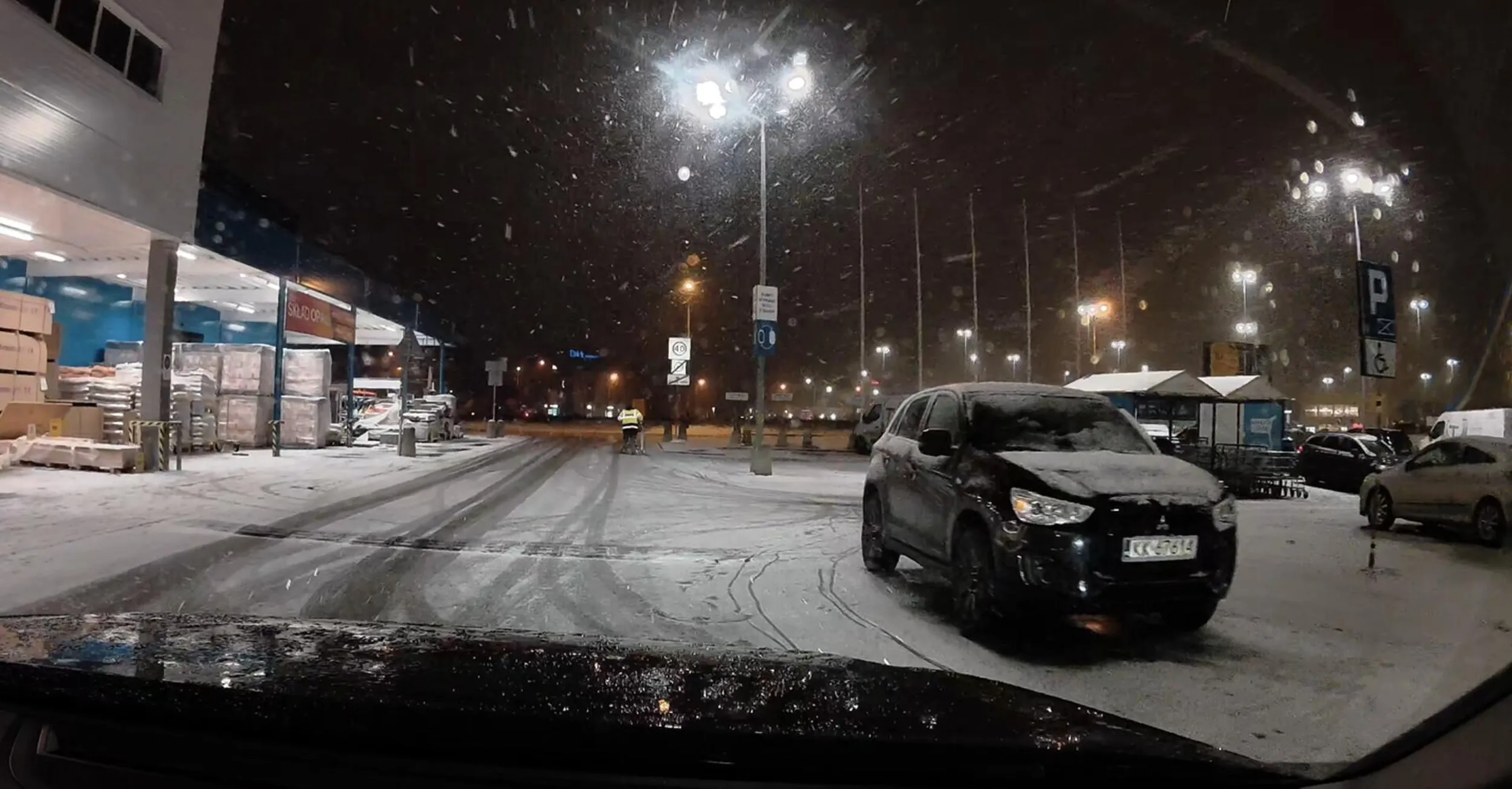 baran parkuje na obszarze wyłączonym z ruchu, a jednocześnie na miejscach dla niepełnosprawnych, mając cały parking wolny - ale dupy się nie chce ruszyć, żeby przejść 50 metrów