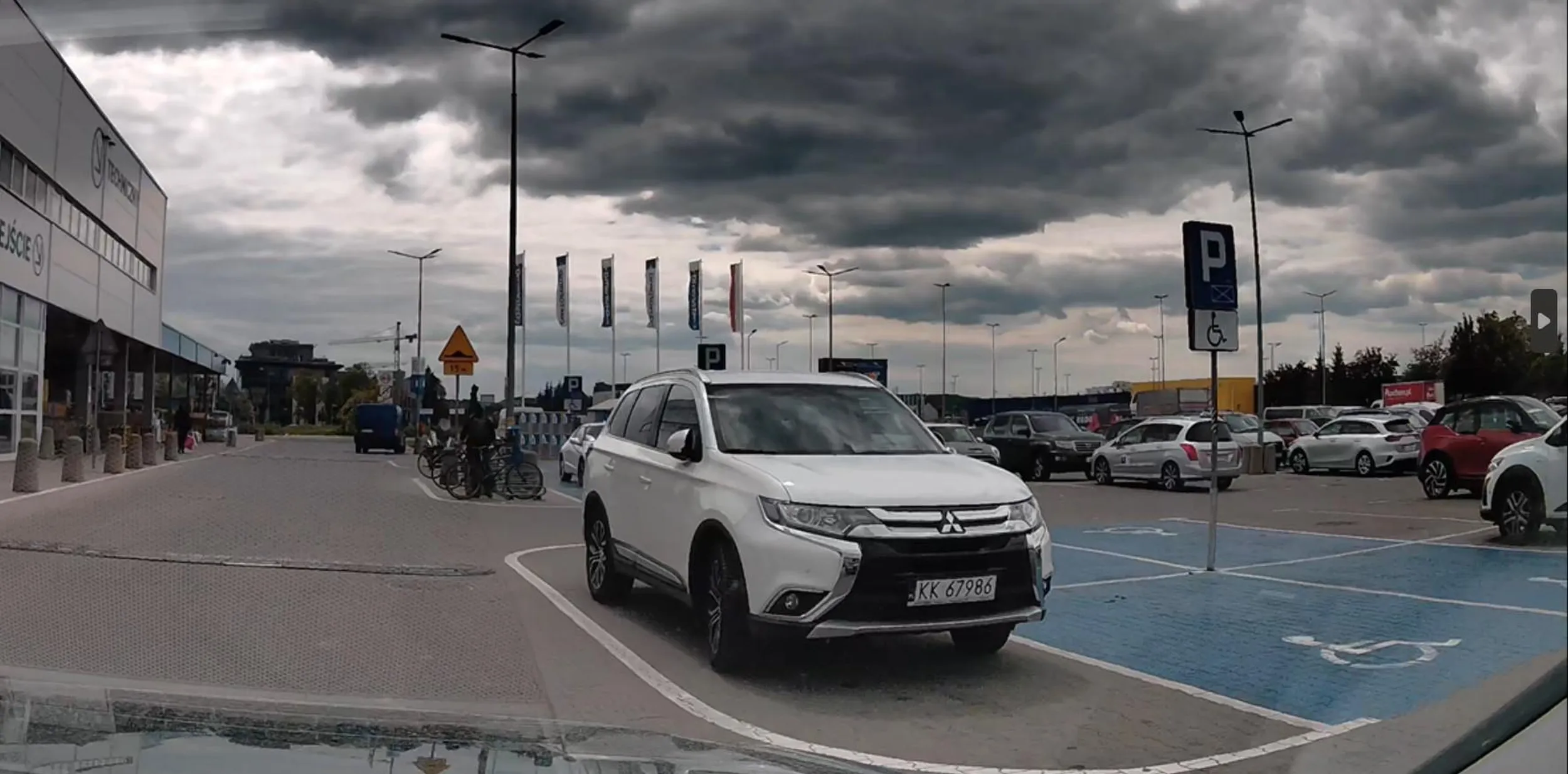 parkuje na obszarze wyłączonym z ruchu utrudniając widoczność na parkingu, bo dupy się nie chce ruszyć i trzeba zaparkować przy samym wejściu