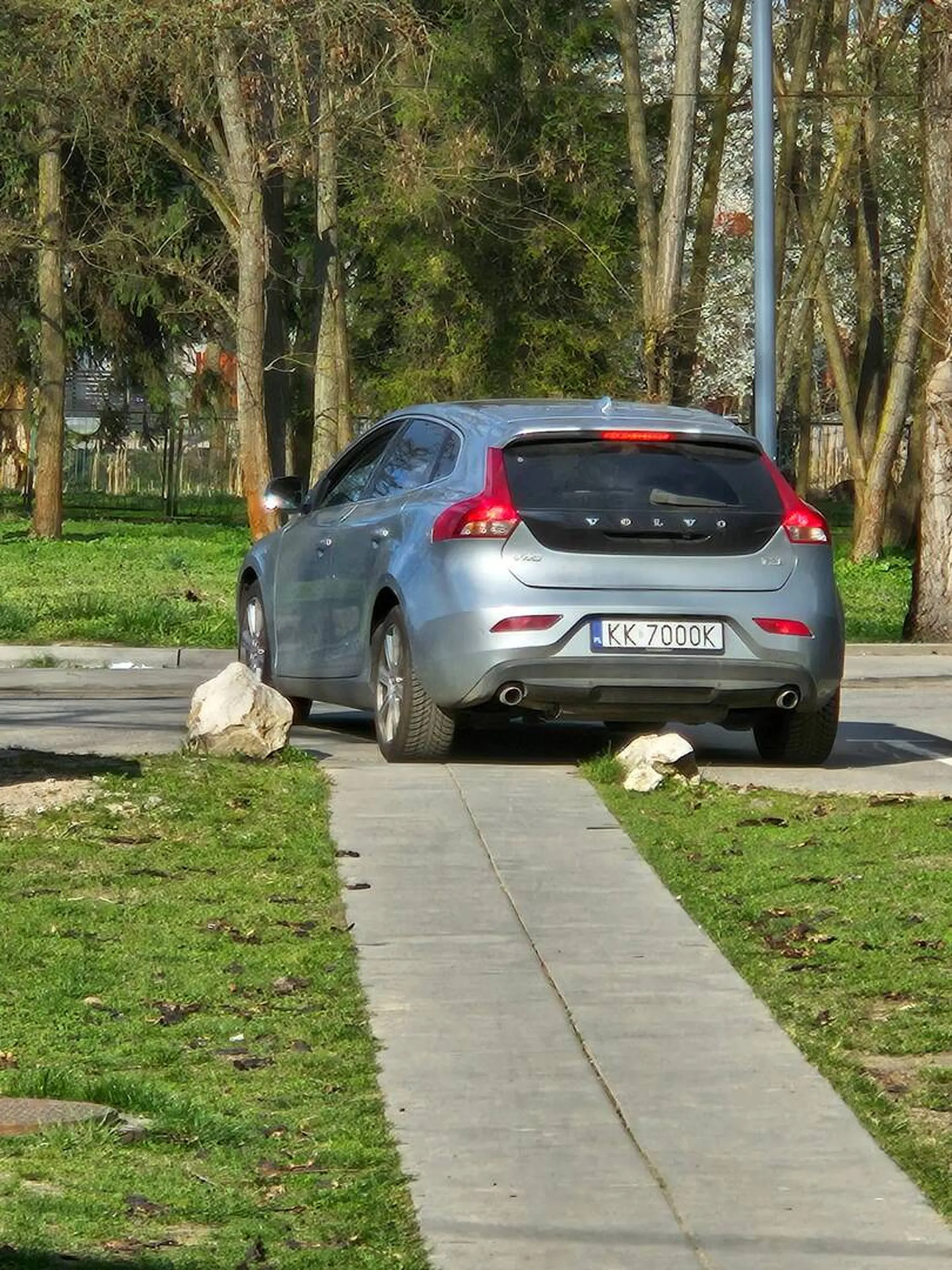 Proszę uprzejmie nie blokować przejścia na terenie szkoły